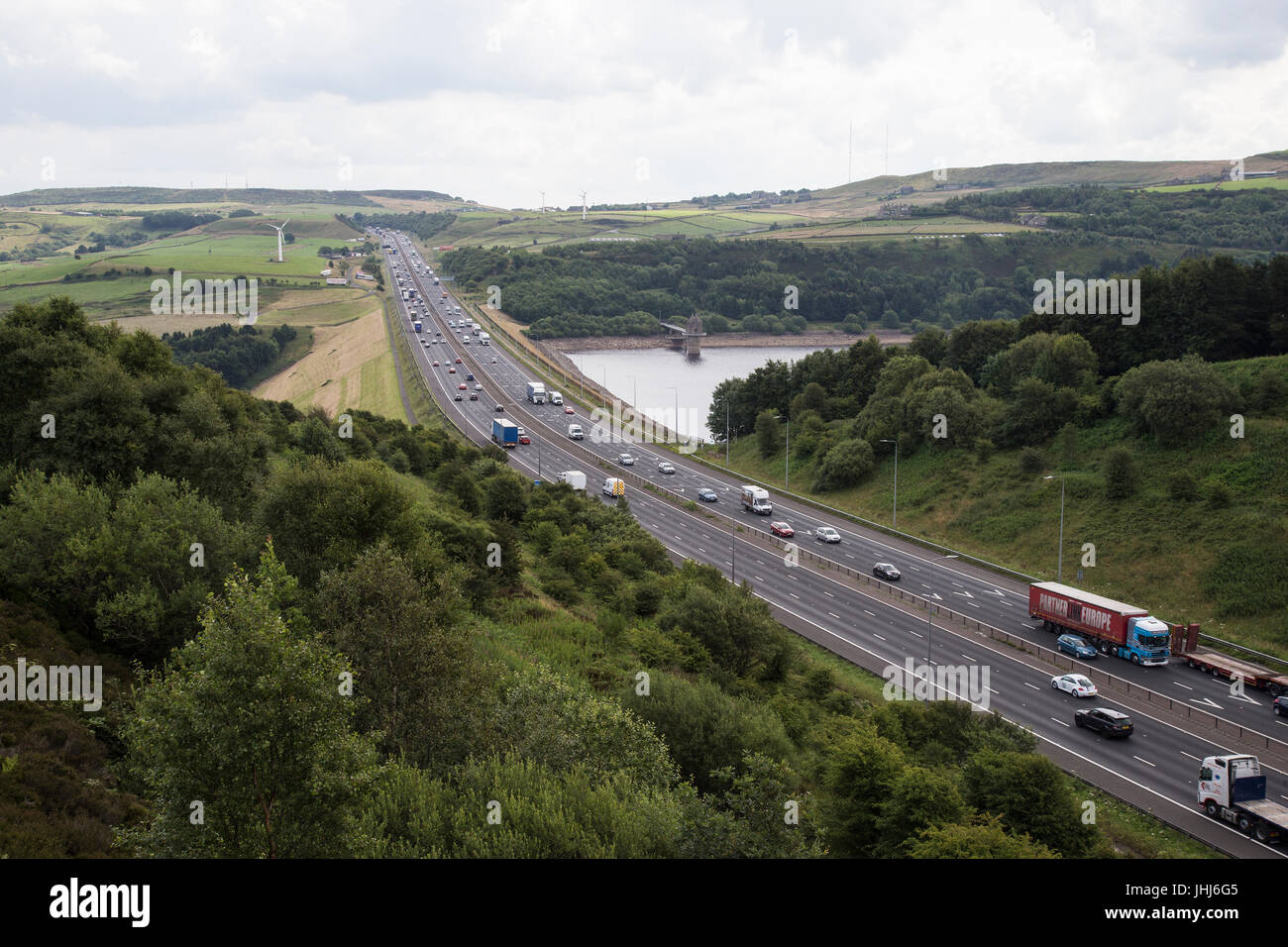 Trans-Pennine M62 Autobahnnetz in Yorkshire nach Osten von der Scammonden Brücke Stockfoto