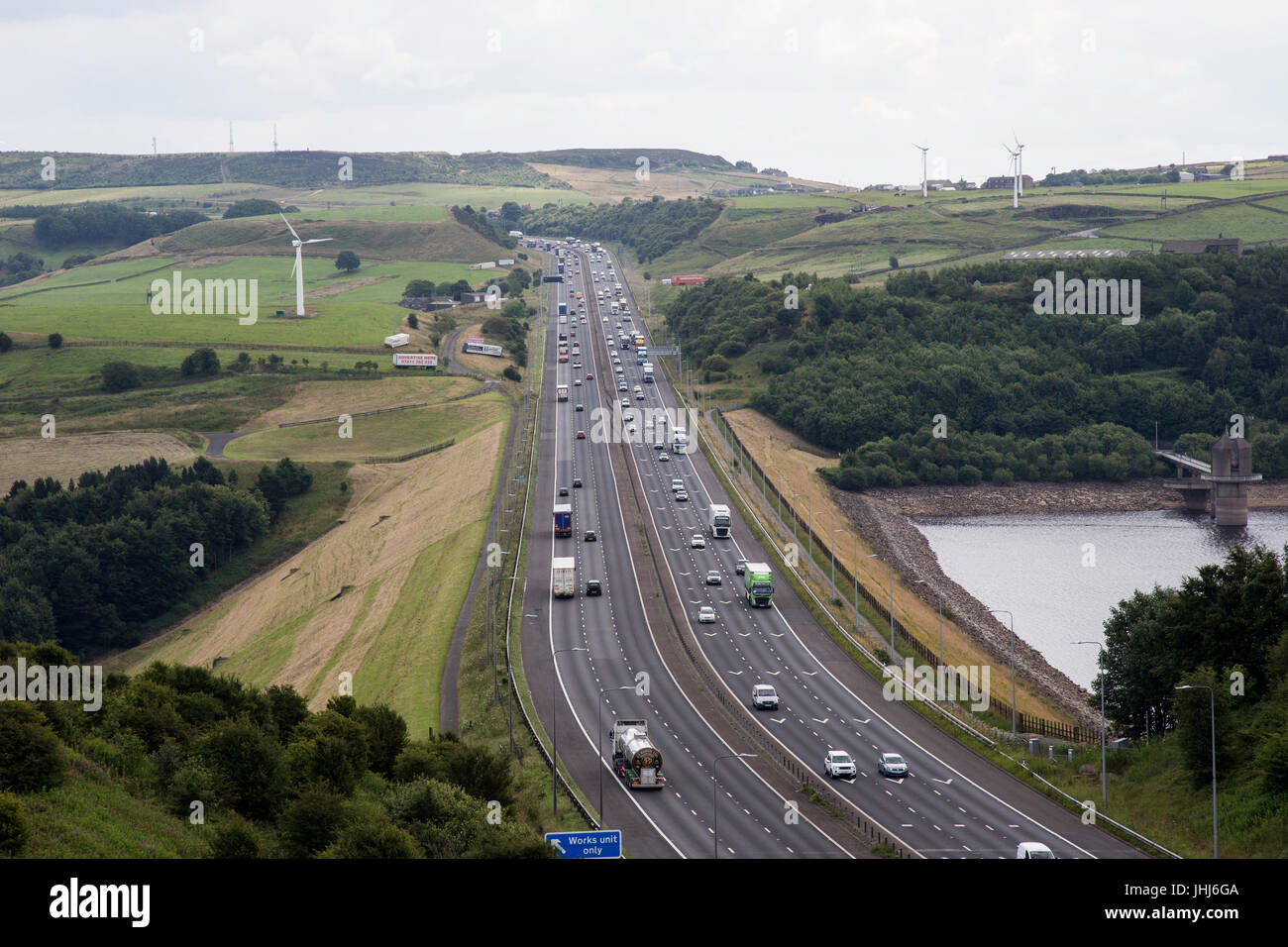 Trans-Pennine M62 Autobahnnetz in Yorkshire nach Osten von der Scammonden Brücke Stockfoto