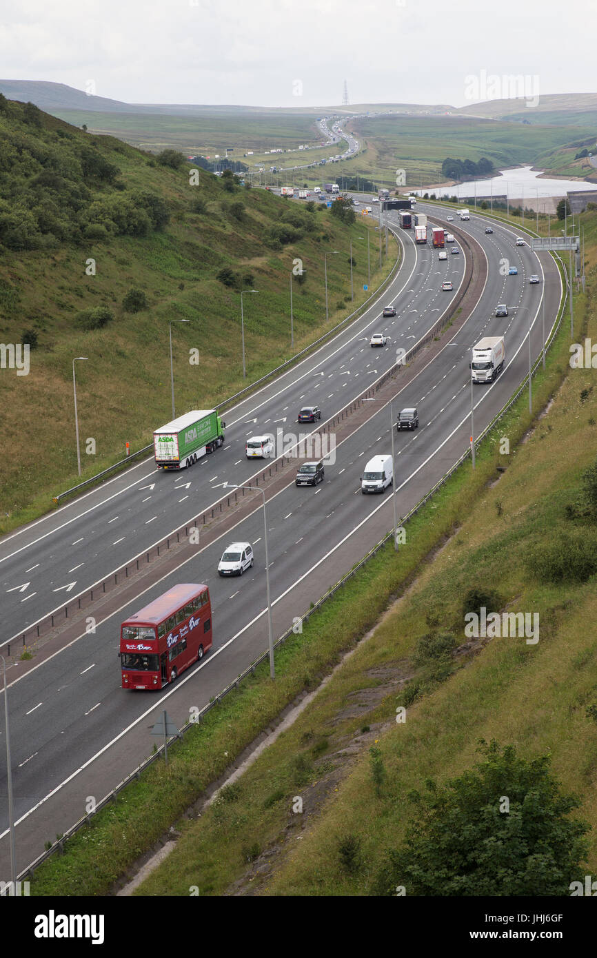 Ansicht der Autobahn M62 Trans-Pennine in Yorkshire nach Westen von der Scammonden Brücke Stockfoto