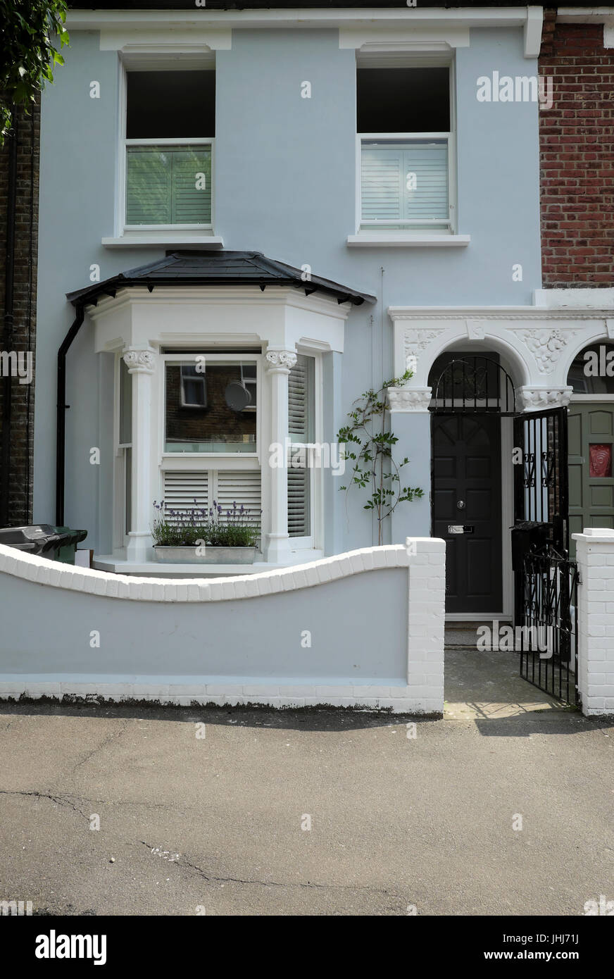 Exteriorof ein gentrifizierten Zuhause in einer Reihe von Häusern in einer Wohnstraße in Walthamstow East London E17 KATHY DEWITT Stockfoto