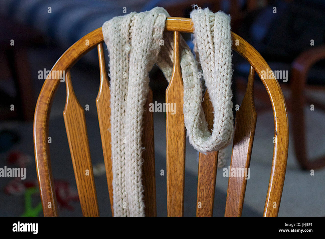 Dieses Bild mit dem Titel „Always Count on Mom's Schal“ zeigt eine Zeichnung, die einen Vintage-Schal in einem redaktionellen, künstlerischen Kontext darstellt. Er spiegelt historische Designtrends wider. Stockfoto