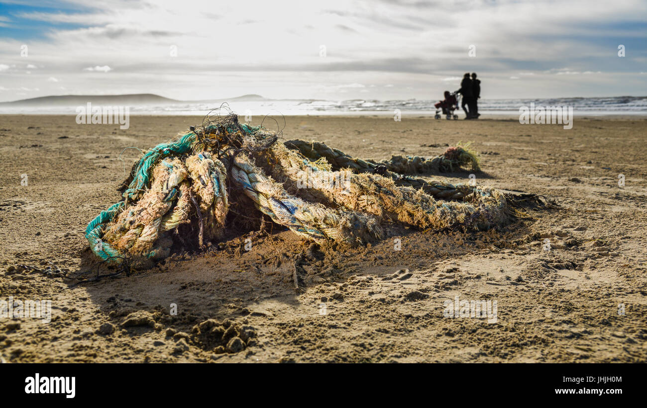 Knoten verschlungenen Seile und Netze am Strand nach der Flut. Wales. UK Stockfoto