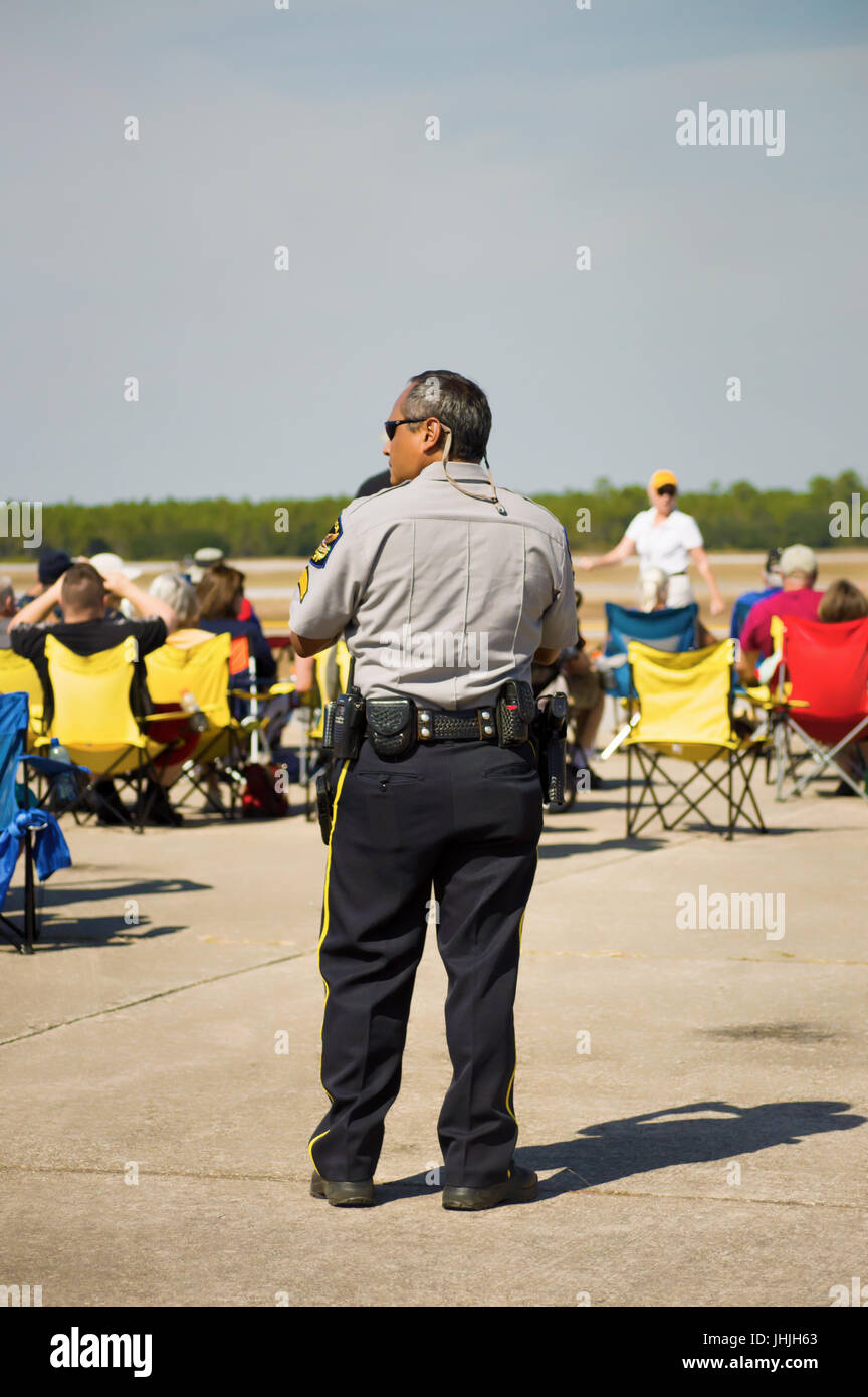 Ein Wachmann am Rande einer Menschenmenge auf einer Flugshow. Stockfoto