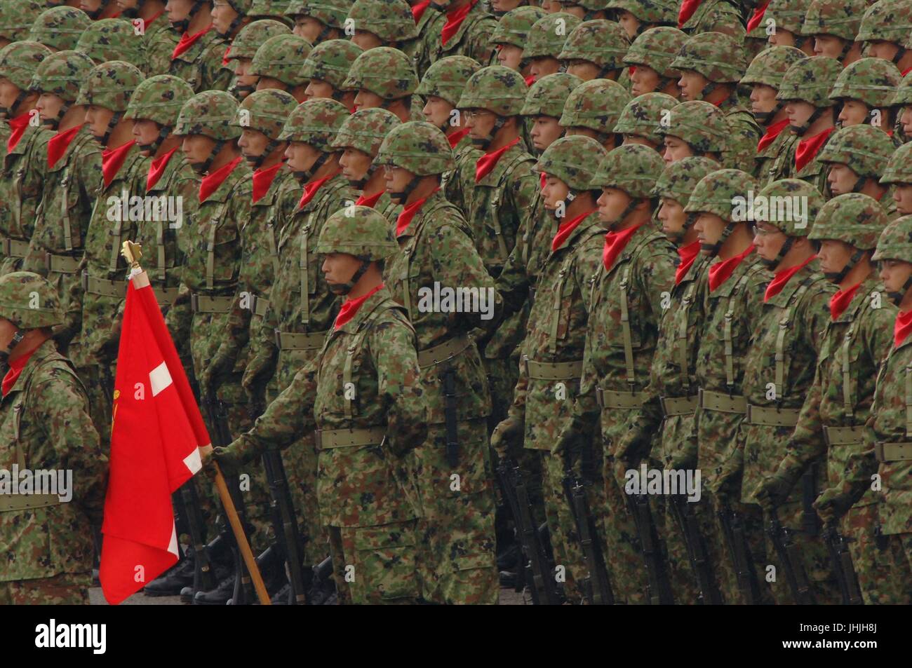 Japanische Self-Defense Force Soldaten marschieren in Formation während der jährlichen Armed Forces Day Militärparade auf der Basis von Asaka 24. Oktober 2010 in der Nähe von Tokio, Japan.    (Foto von JSDF über Planetpix) Stockfoto