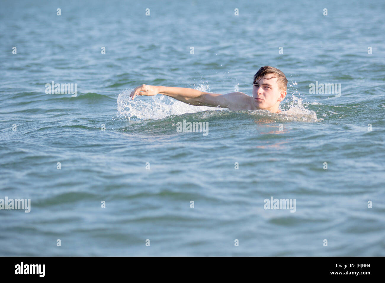 Teenager im Meer an einem Sommertag Stockfoto