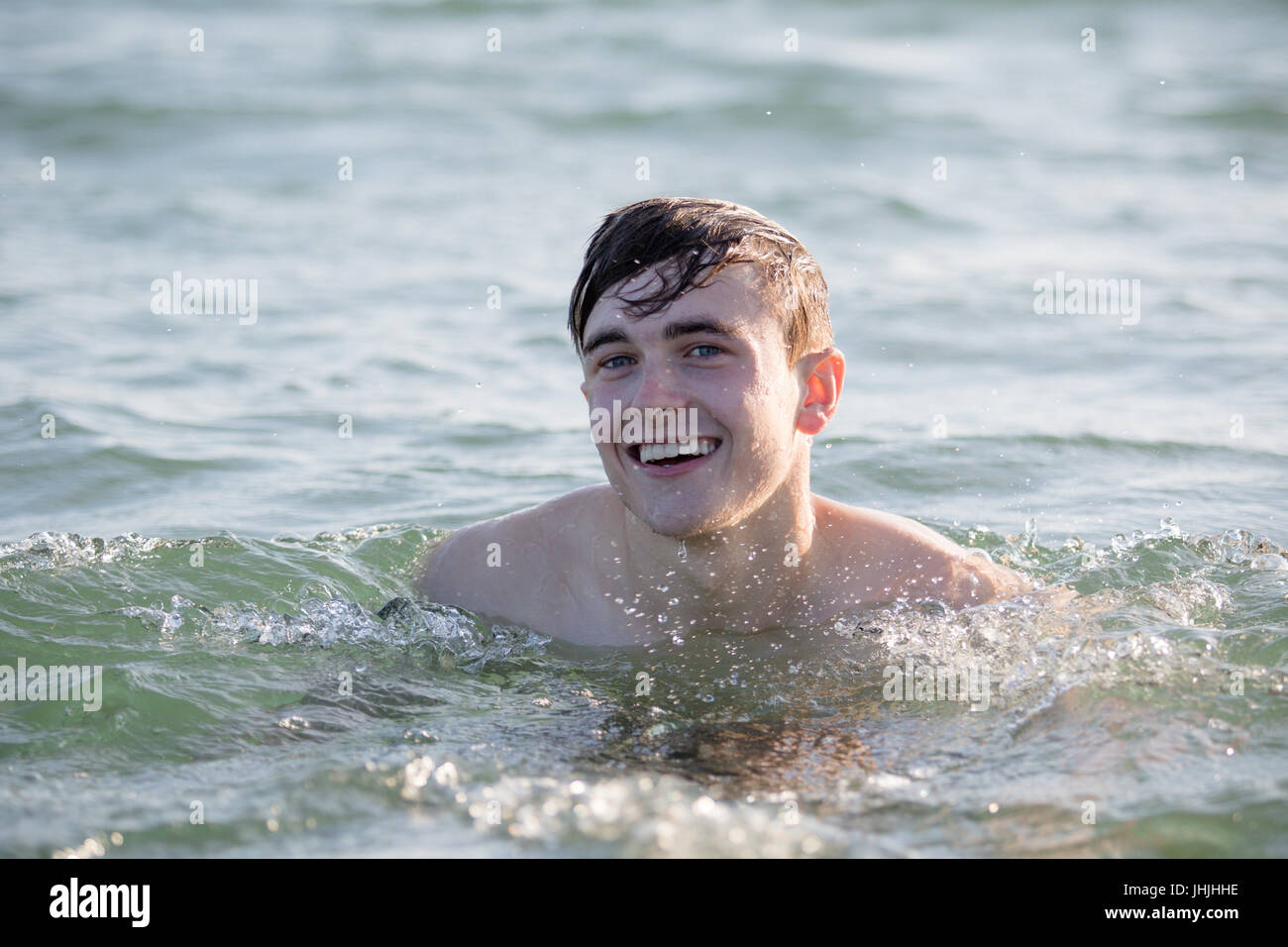 Teenager im Meer an einem Sommertag Stockfoto