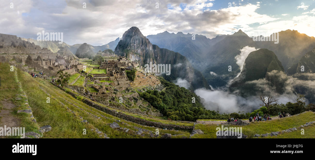 Panoramablick über Inkaruinen Machu Picchu - Heiliges Tal, Peru Stockfoto