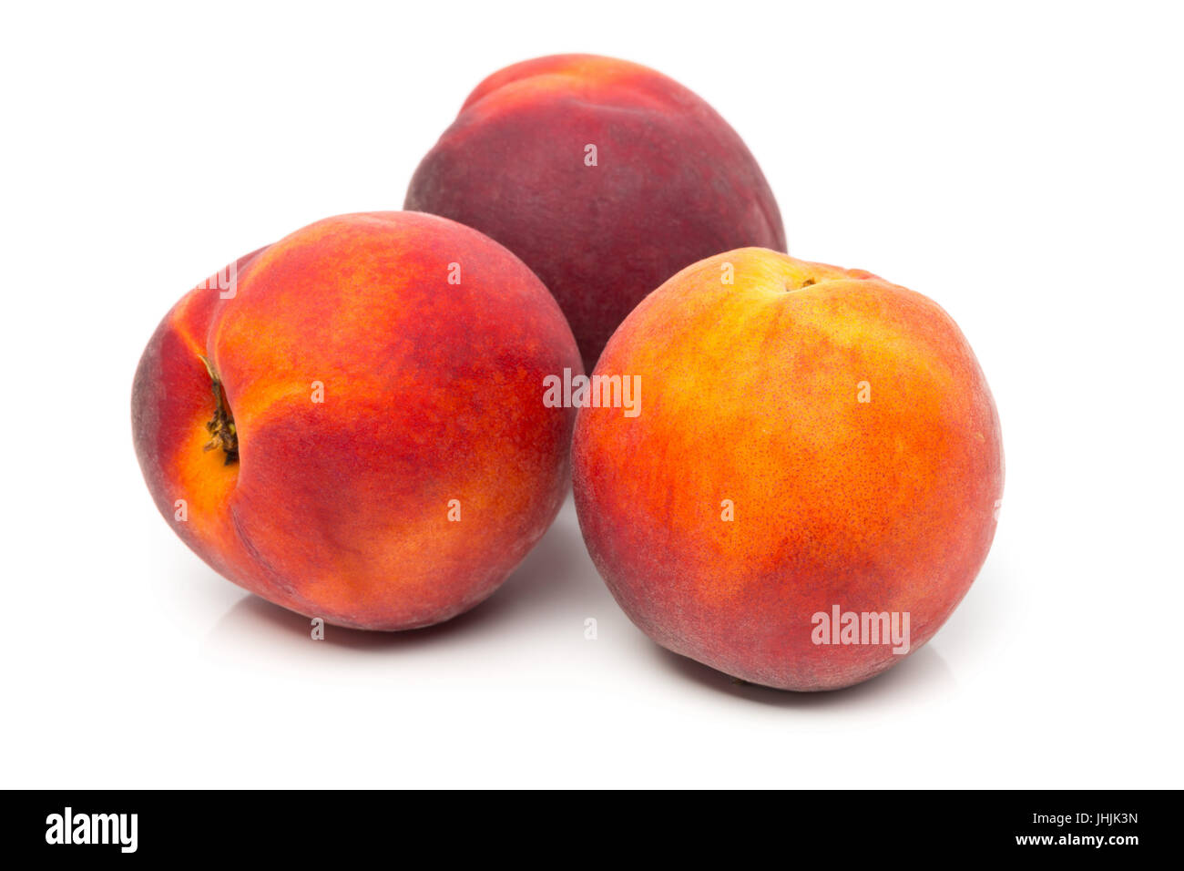 Drei ungeschnitten, ganze, reife Pfirsiche Obst auf weißem Hintergrund Stockfoto