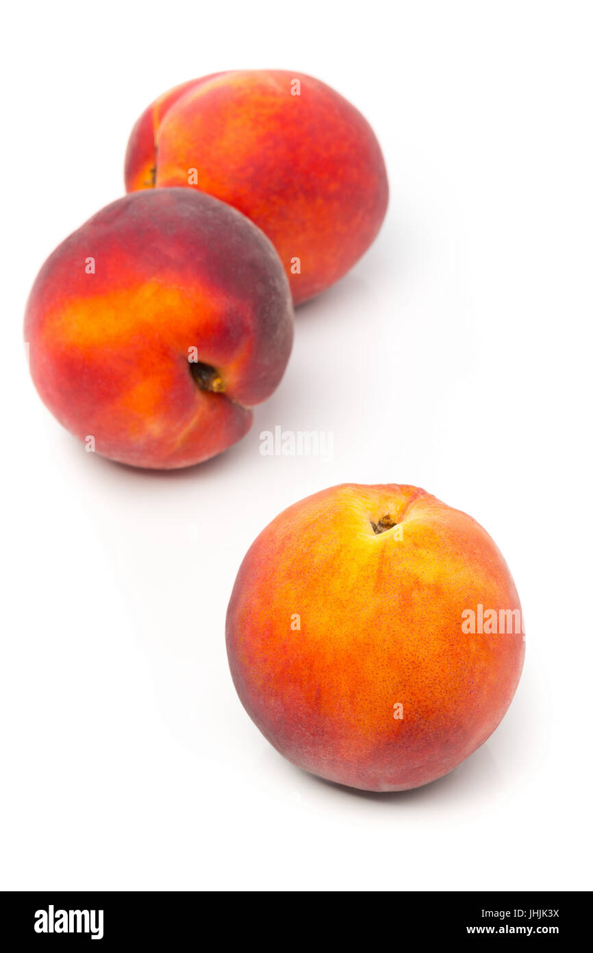 Drei ungeschnitten, ganze, reife Pfirsiche Obst auf weißem Hintergrund Stockfoto