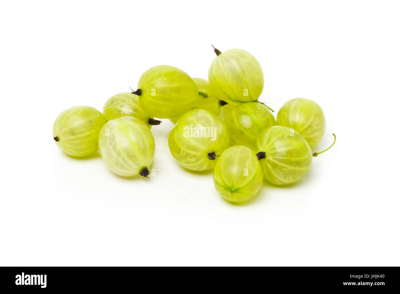 Haufen von Reife, frisch geerntete grüne Stachelbeere Obst auf weißem Hintergrund Stockfoto
