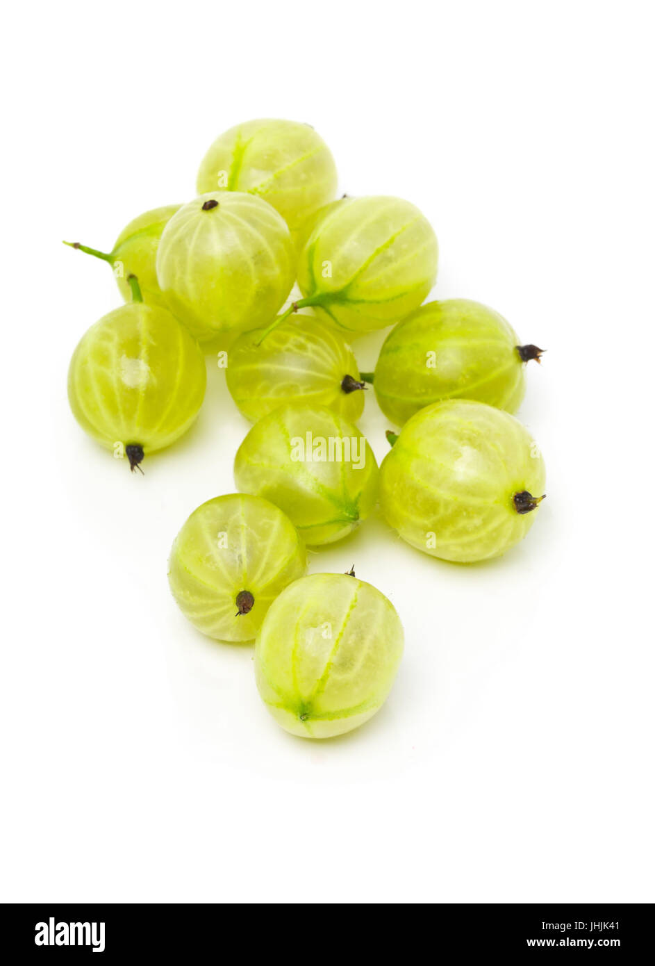 Haufen von Reife, frisch geerntete grüne Stachelbeere Obst auf weißem Hintergrund Stockfoto