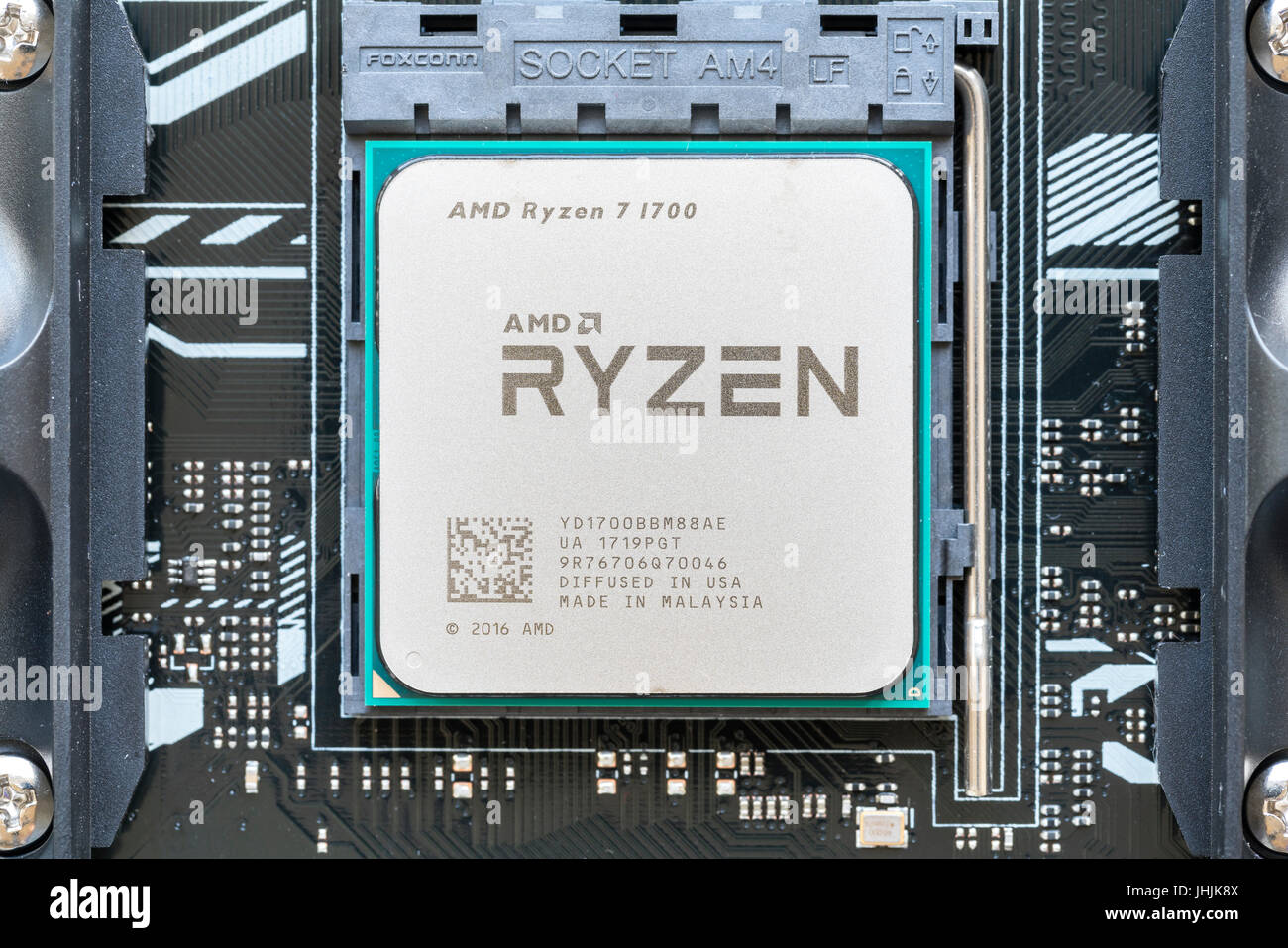 Nahaufnahme von AMD Ryzen 7 1700 CPU auf motherboard Stockfoto