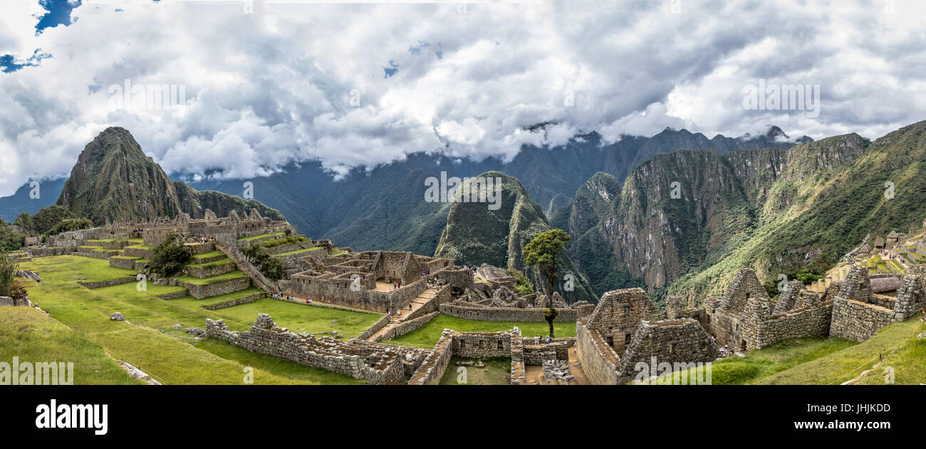 Panoramablick über Inkaruinen Machu Picchu - Heiliges Tal, Peru Stockfoto