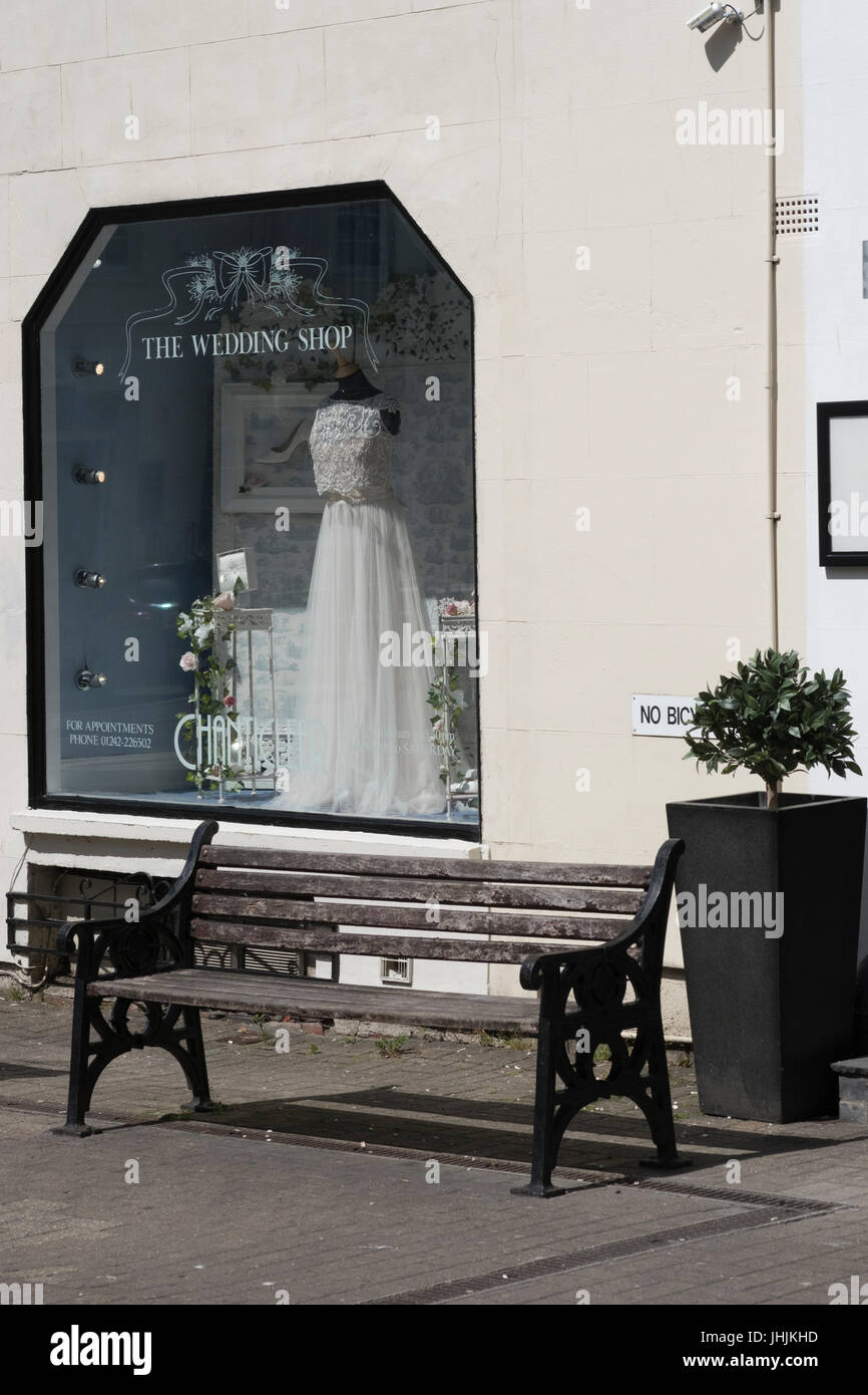 Brautmodengeschäft in Cheltenham Stockfoto