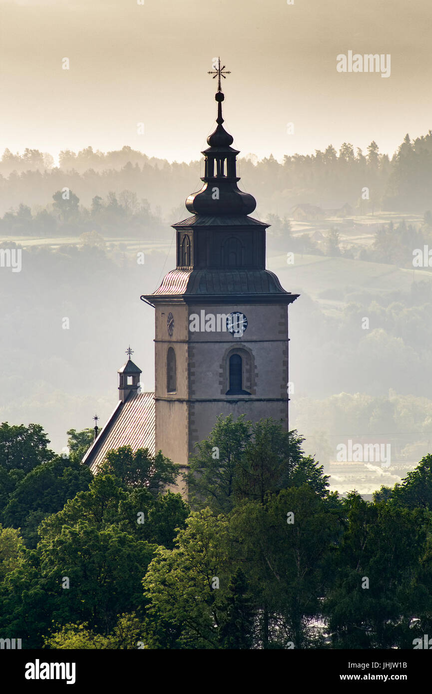 Stary Sacz Stadt bei Sonnenaufgang. Glockenturm der Pfarrkirche Elisabethkirche in Stary Sacz, Polen. Stockfoto