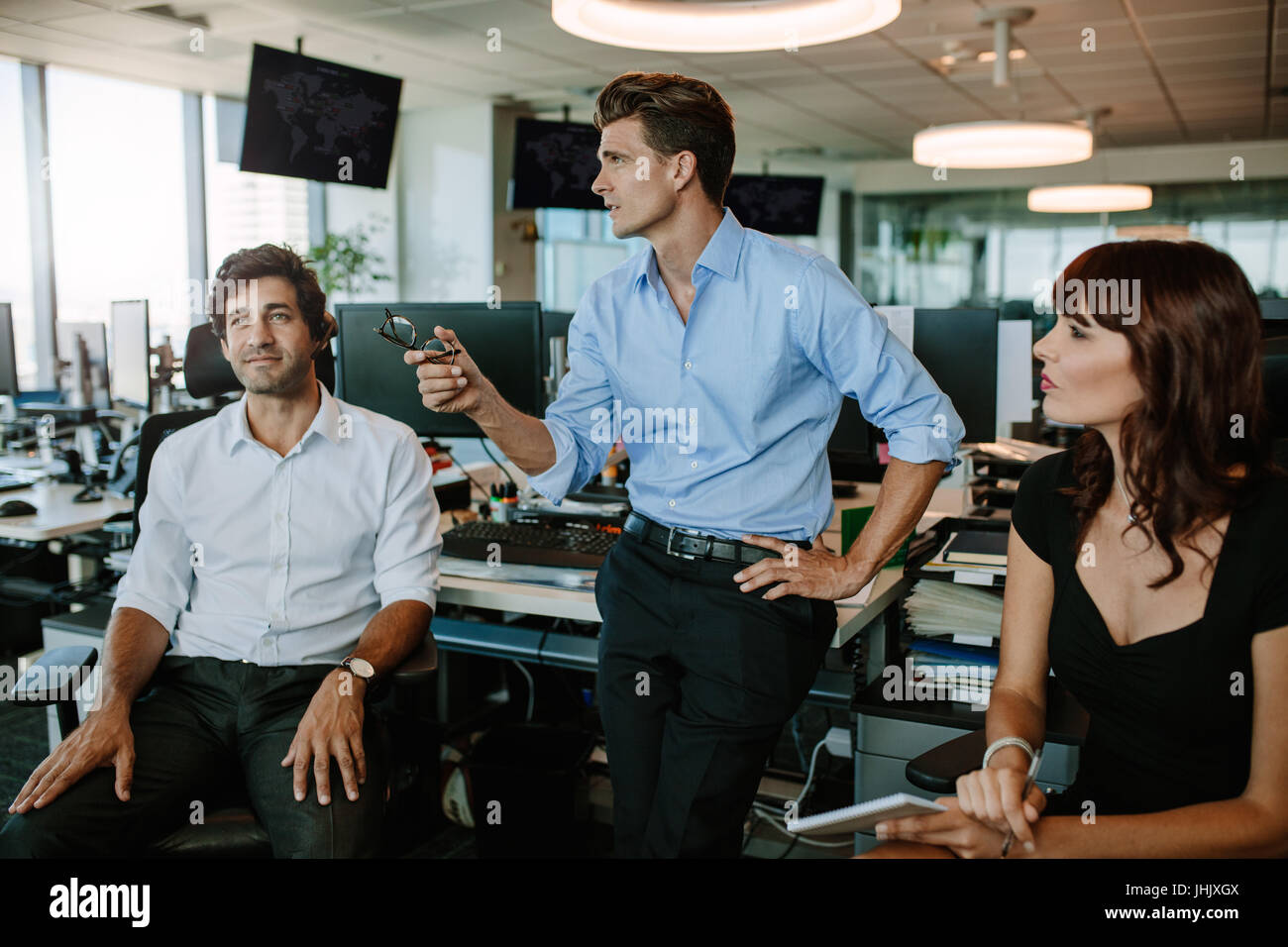 Reife Geschäftsmann diskutieren neue Pläne mit Kollegen während eines Treffens im modernen Büro. Geschäftsleute mit einem Treffen im modernen Büro. Stockfoto