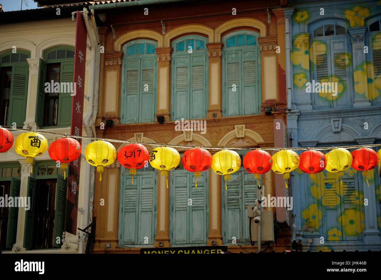 Lampions in Pagoda Street, mit traditionellen Shophouse Obergeschoss Fassaden im Hintergrund. Chinatown, Singapur Stockfoto