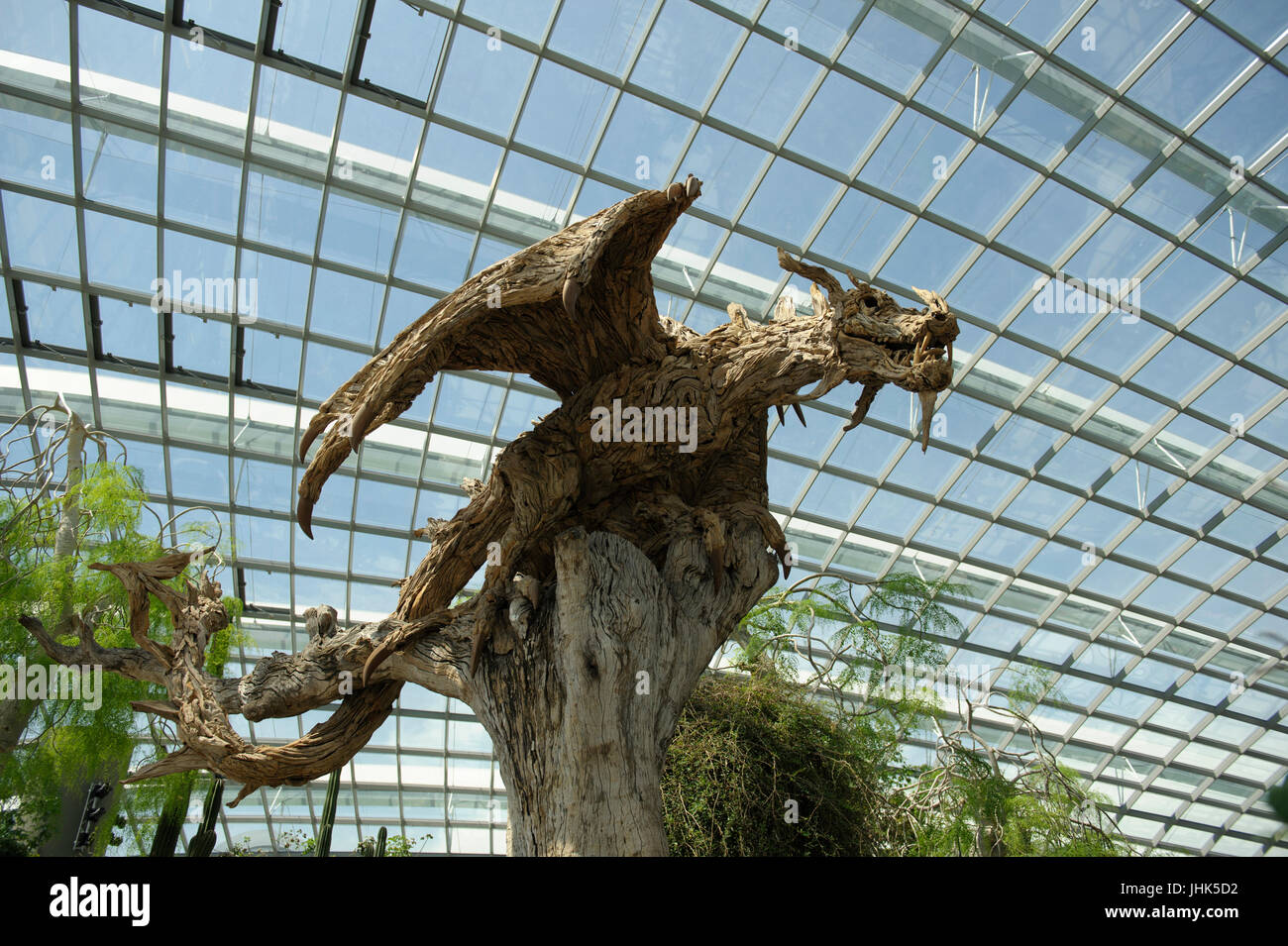 Hölzerne Skulptur/Schnitzen von großen geflügelten Drachen in Gardens by the Bay, Singapur Stockfoto