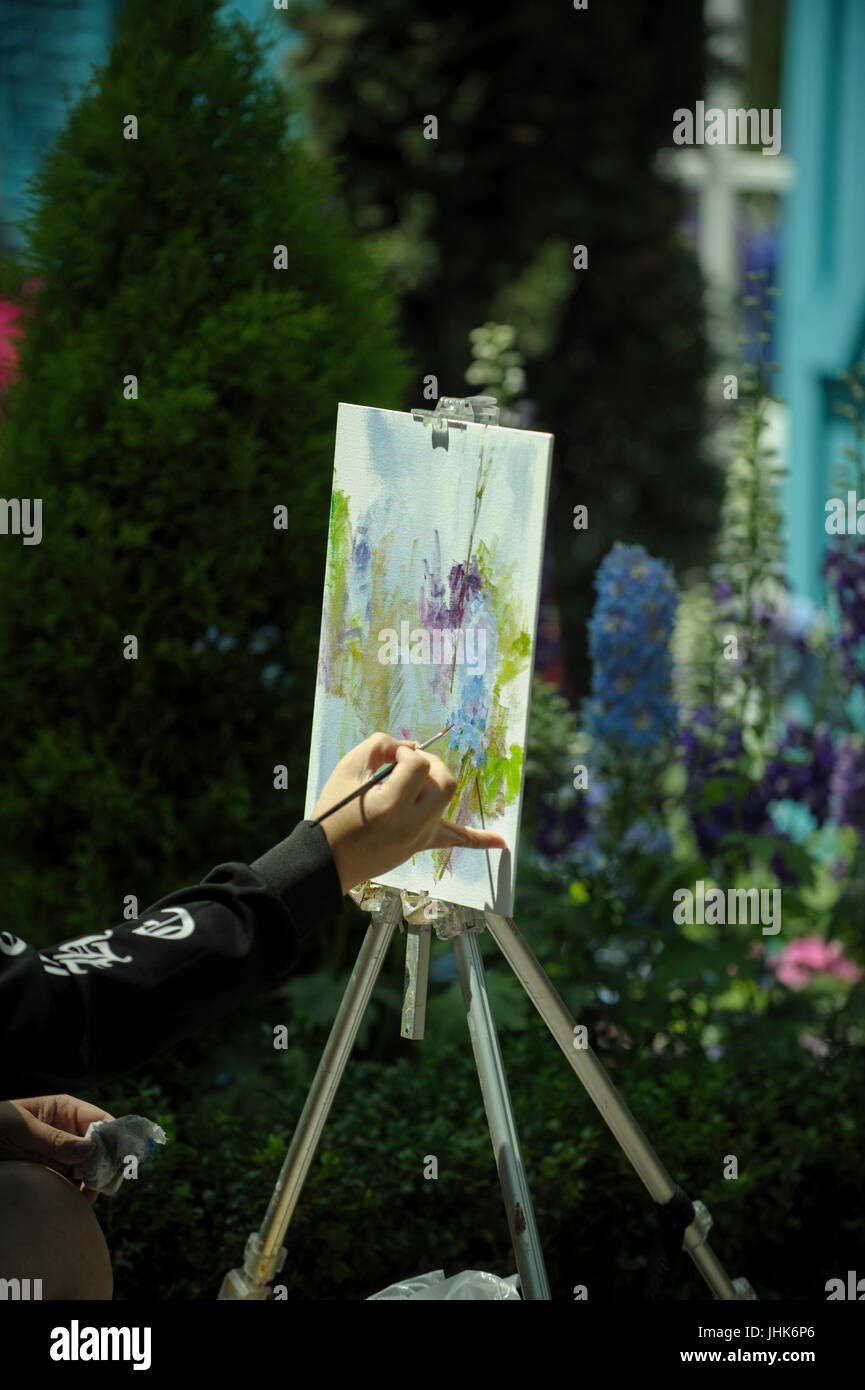 Künstler malen Blumen Szene auf Leinwand Stockfoto