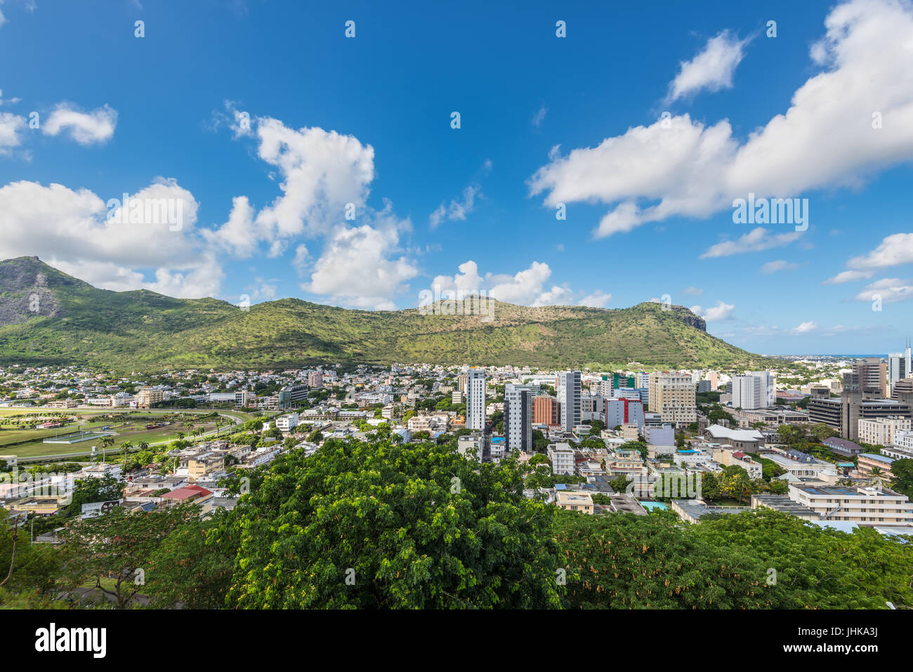 Skyline von Port Louis - gesehen von der Fort Adelaide entlang des Indischen Ozeans in der Hauptstadt von Mauritius Stockfoto