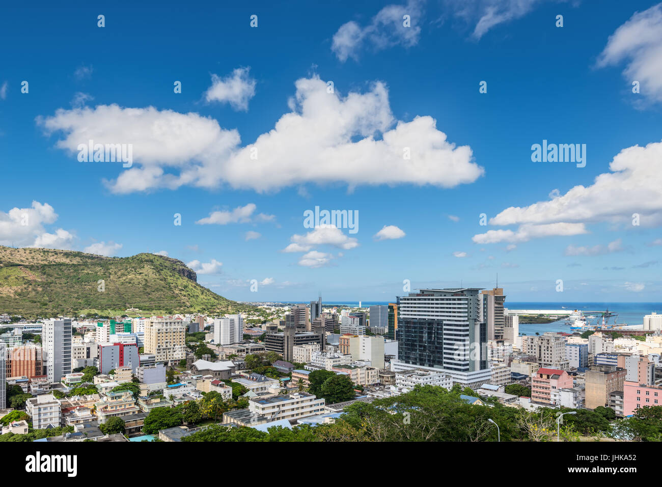 Skyline von Port Louis - gesehen von der Fort Adelaide entlang des Indischen Ozeans in der Hauptstadt von Mauritius Stockfoto