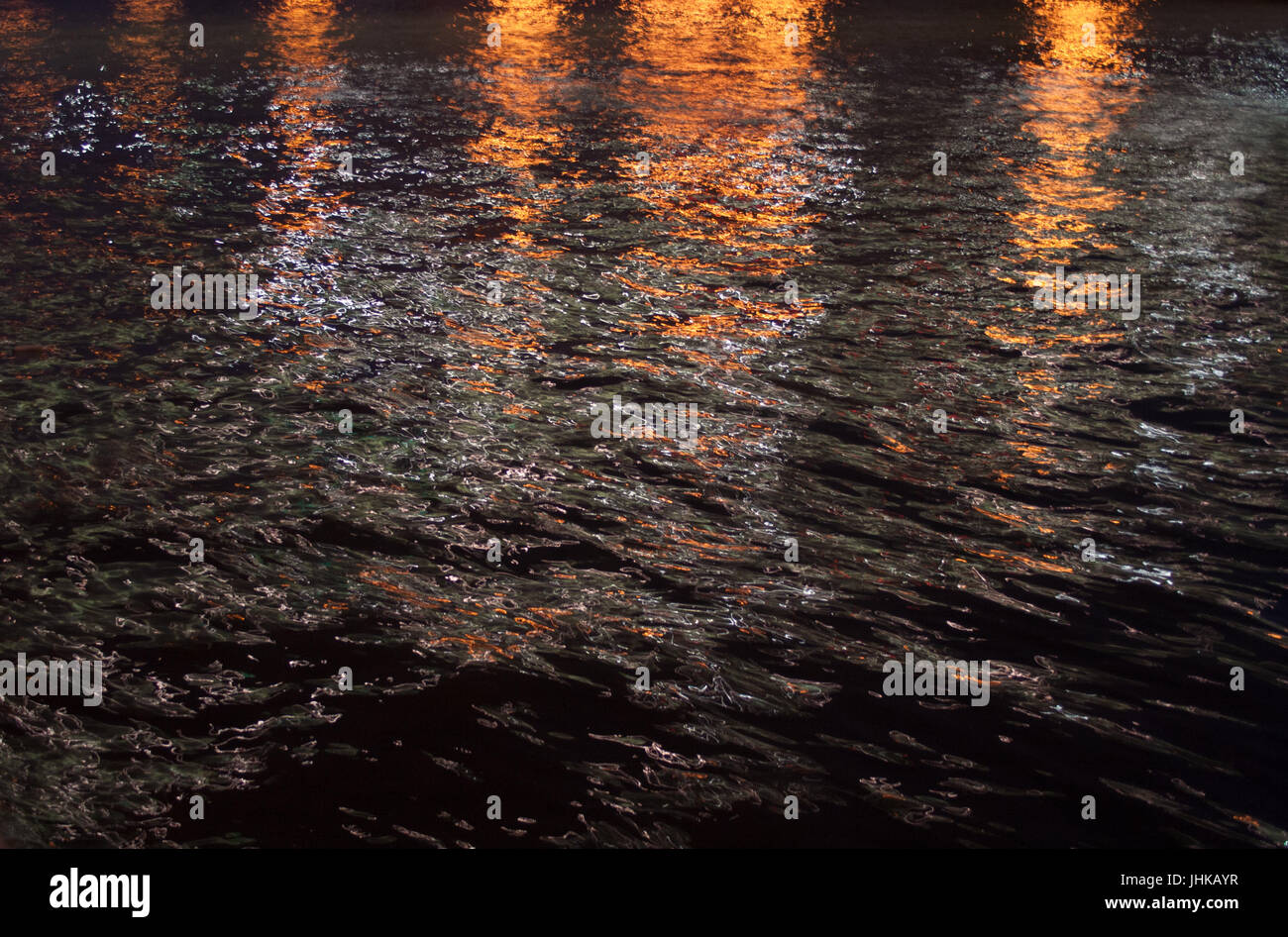 Nacht-Fluss, dunkle Wasser. Hintergrund, Textur. Stockfoto