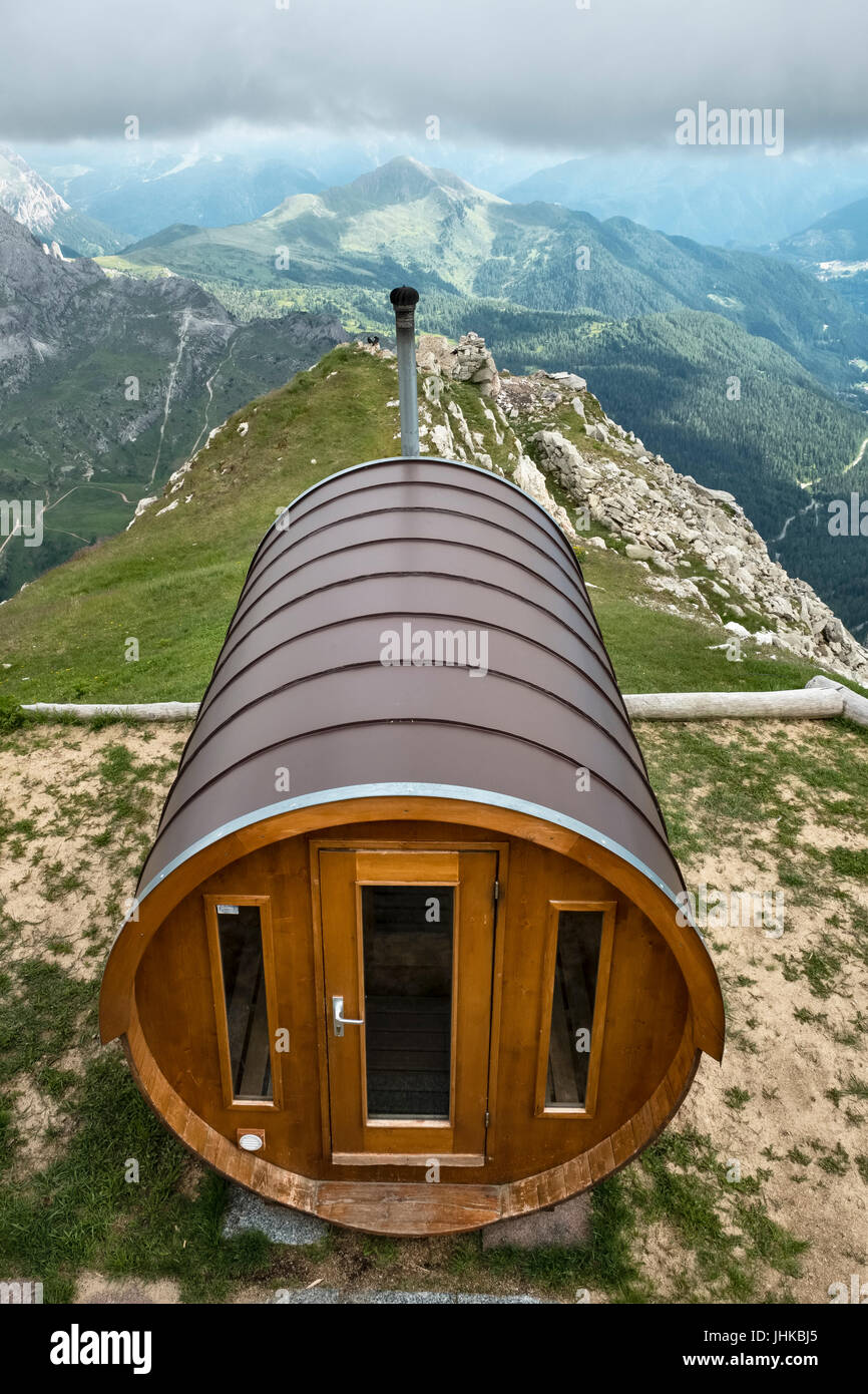 Italien. Eine Sauna mit Blick auf das Rifugio Lagazuoi, einer der höchsten Berghütten in den Dolomiten (2752 m) Stockfoto