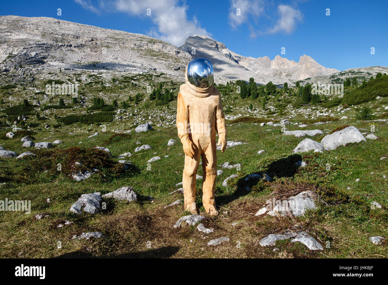 In der Nähe des Rifugio Fanes in den Dolomiten, Südtirol, Italien. Holz Skulptur eines Astronauten von Fabiano de Martin Topranin Stockfoto