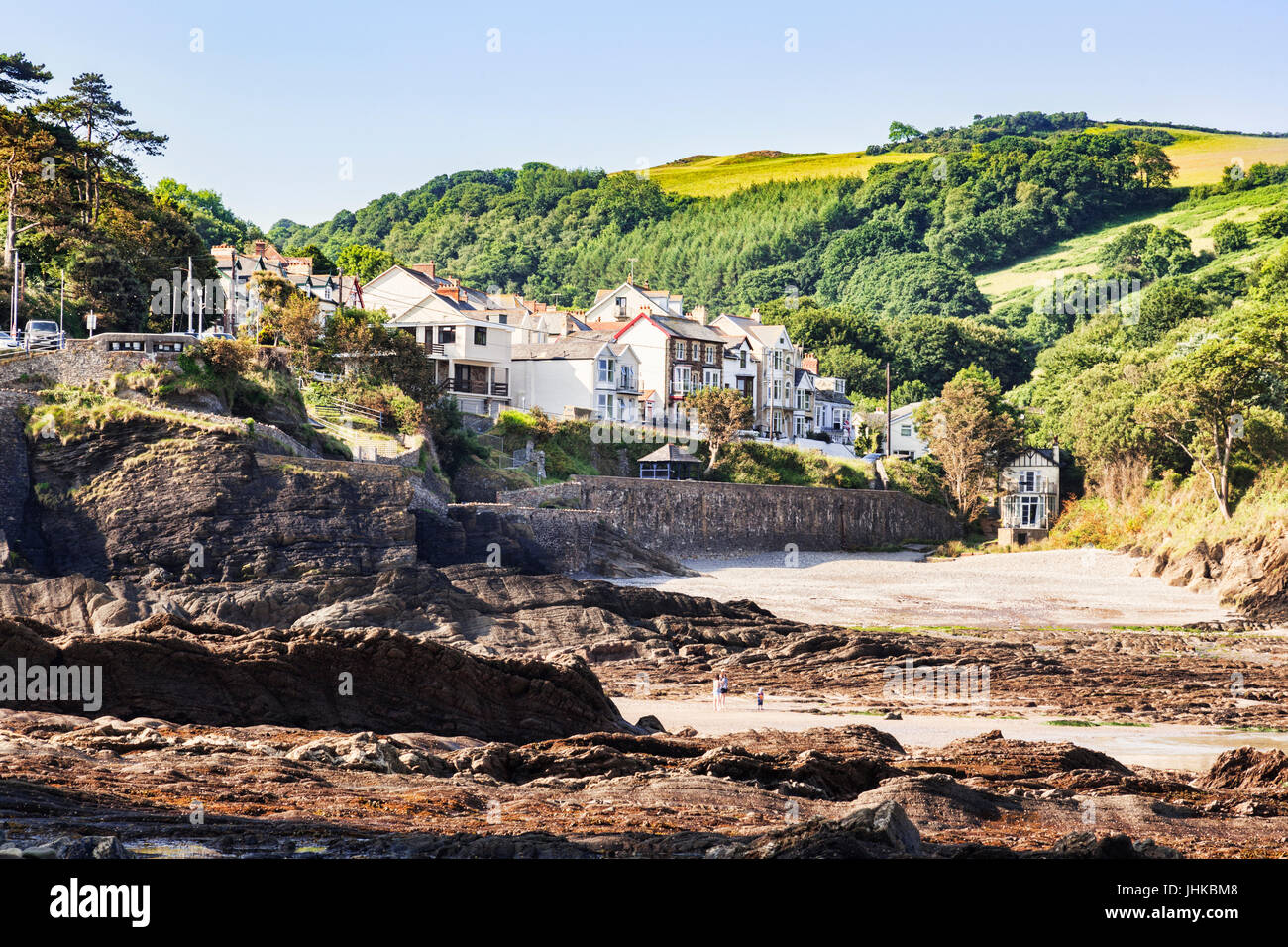 19. Juni 2017: Combe Martin, Devon, England, UK - den felsigen Strand und das Dorf. Stockfoto