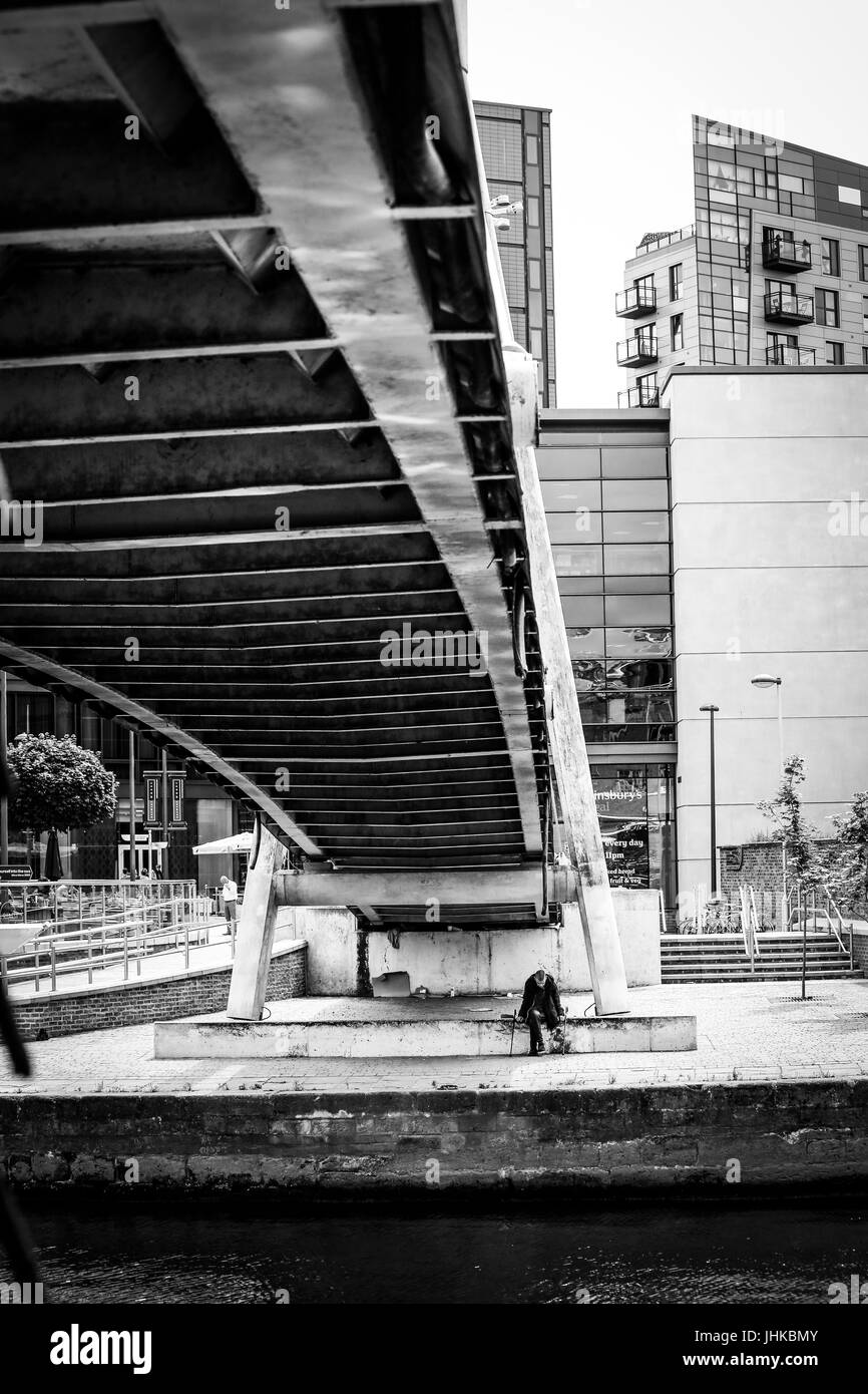 Obdachloser unter einer Fußgängerbrücke in Brewery Wharf Leeds, West Yorkshire, England. Stockfoto