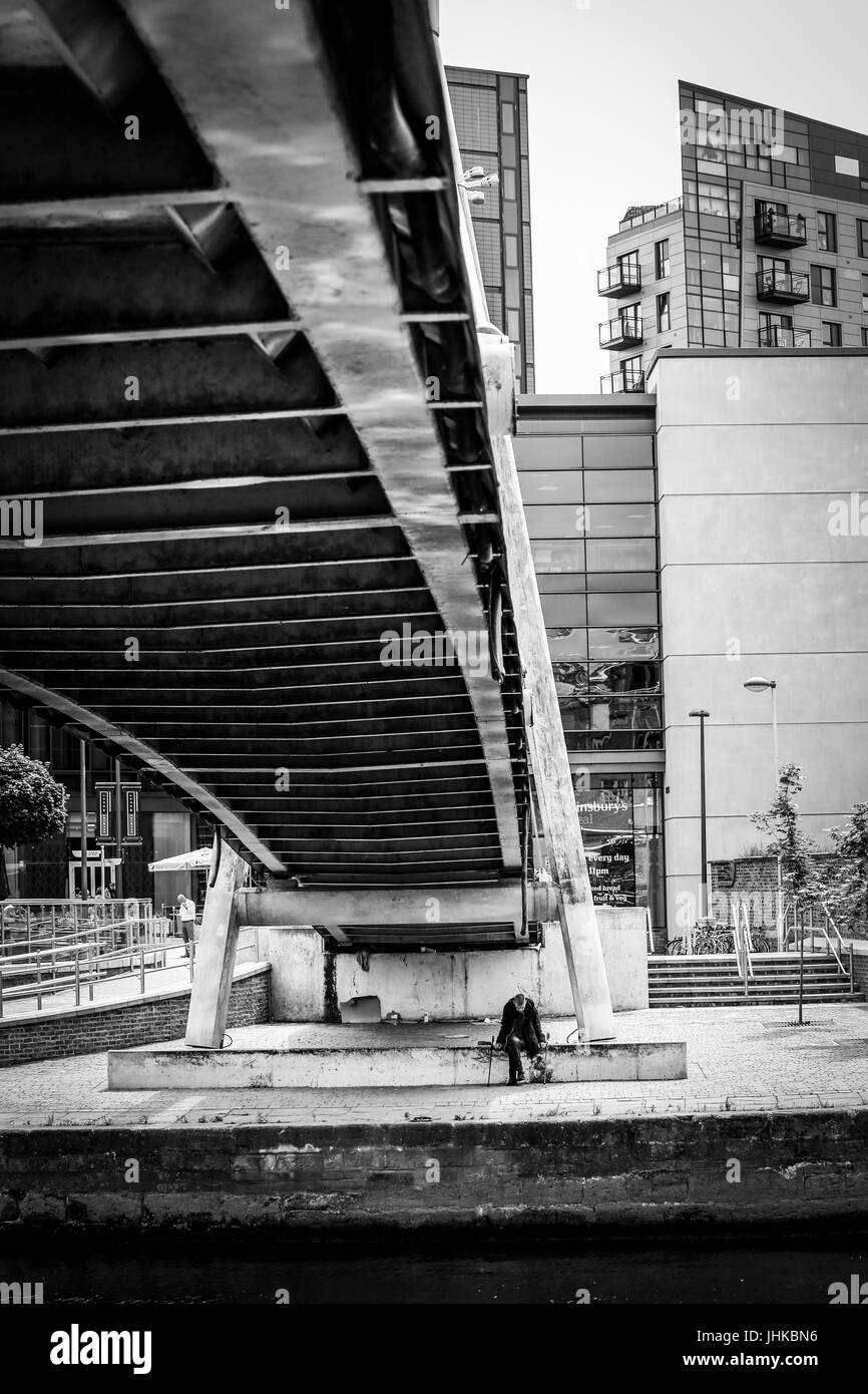 Obdachloser unter einer Fußgängerbrücke in Brewery Wharf Leeds, West Yorkshire, England. Stockfoto