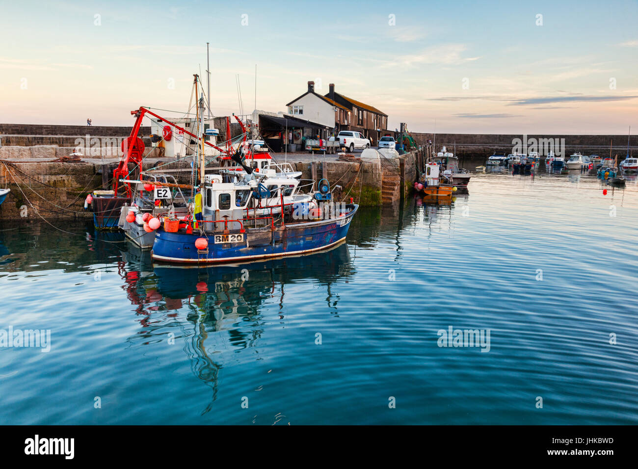 2. Juli 2017: Lyme Regis, Dorset, England, UK - Angelboote/Fischerboote in den Hafen bei Sonnenuntergang. Stockfoto