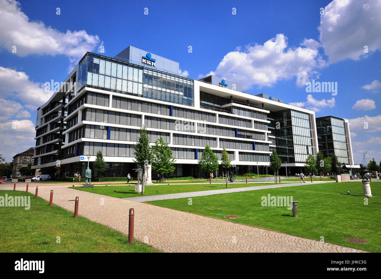BUDAPEST, Ungarn - Juni 8: K & H Bank Bürogebäude im Geschäftsviertel von Budapest, Ungarn am 8. Juni 2016. Stockfoto