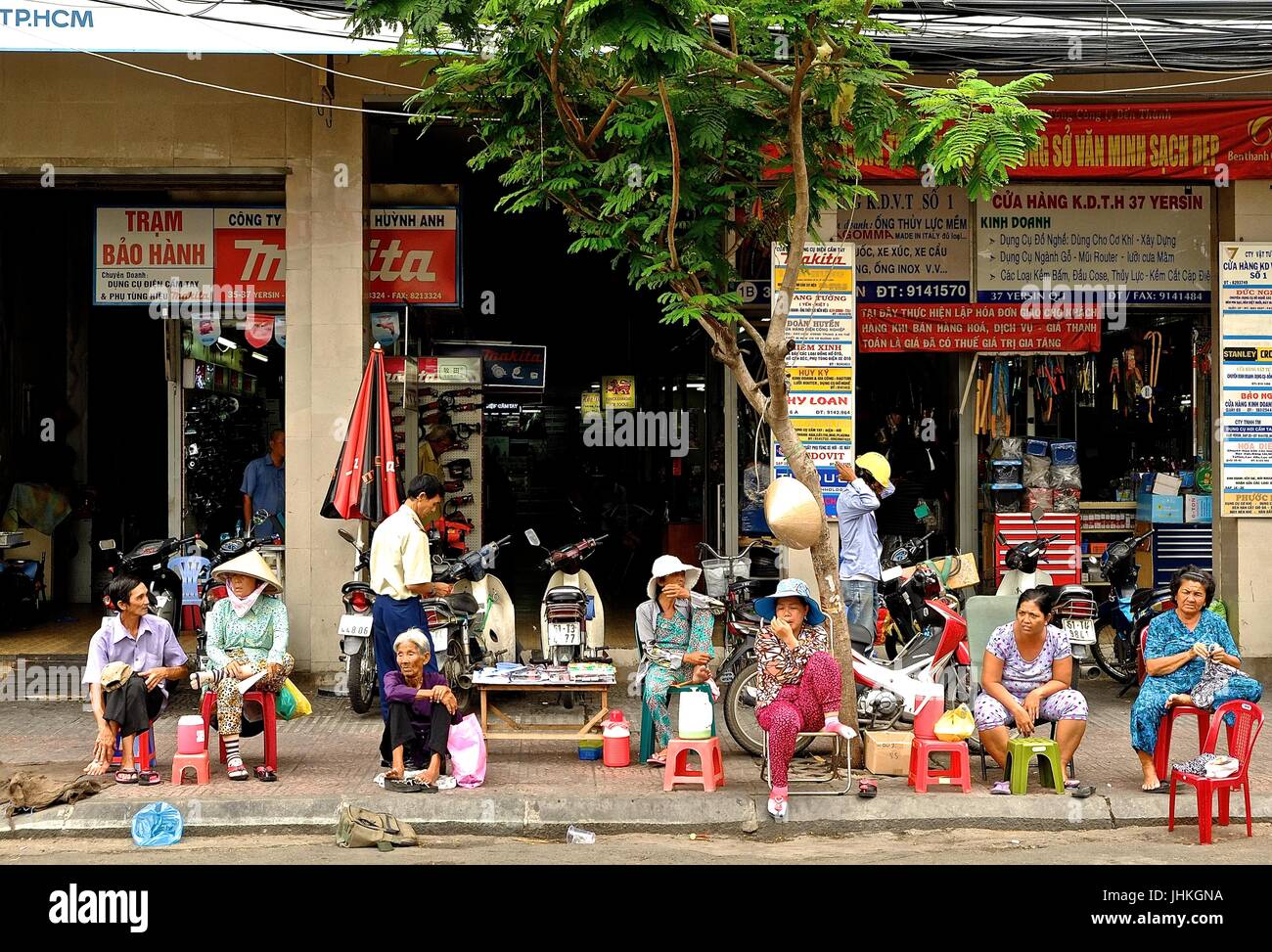 Vietnamesische Leute sitzen auf der Straße in Ho-Chi-Minh-Stadt, Vietnam Stockfoto