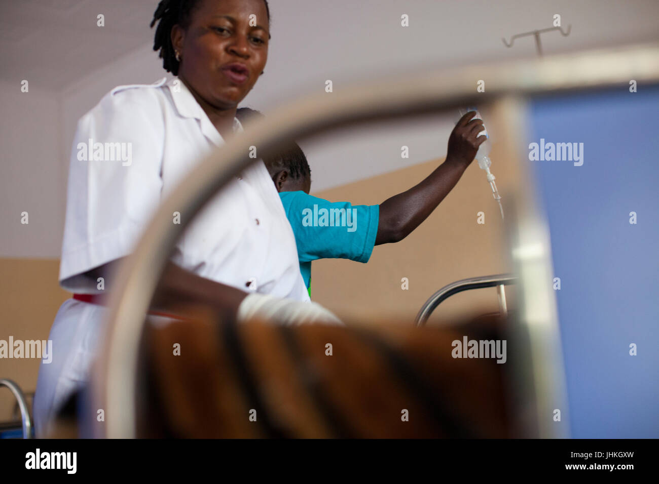 Eine Krankenschwester sucht nach einem Patienten nach ihrem Betrieb bei Kasangati Health Center in Uganda. Stockfoto