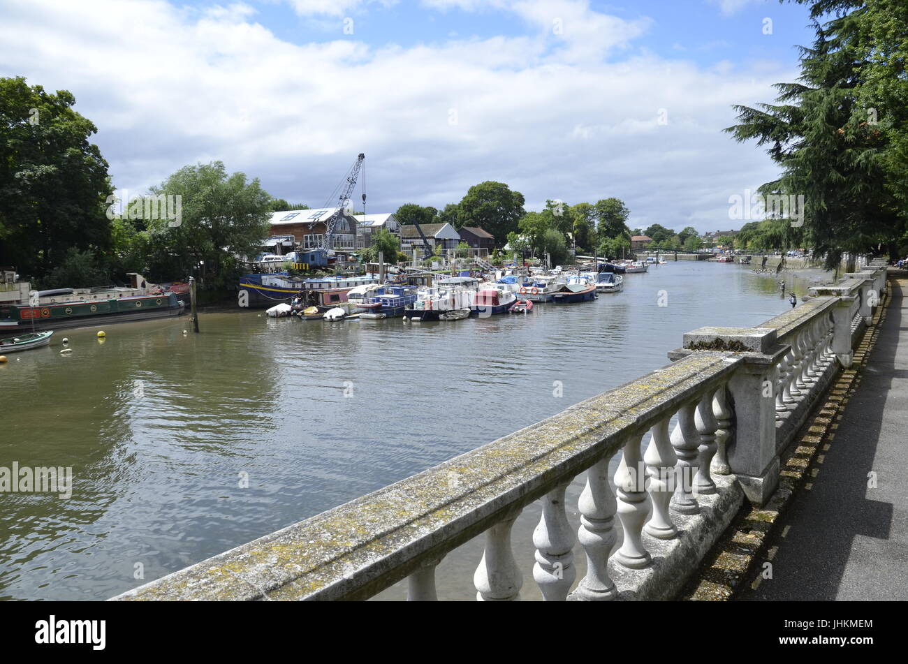 Bootshäuser am Eel Pie Insel auf der Themse in Twickenham bei London Stockfoto Bootshäuser am Eel Pie Insel auf der Themse in Twickenham bei London Stockfoto