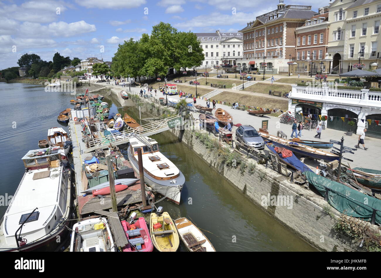 Am Flussufer in Richmond auf der Themse an einem sonnigen Sommernachmittag Stockfoto