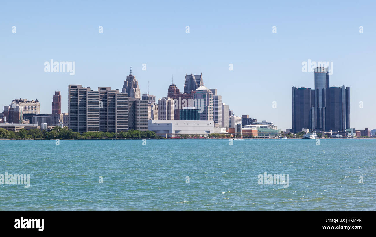 Ein Blick auf die Skyline von Detroit, Michigan USA vom Flussufer Weg, Windsor, Ontario, Kanada Stockfoto