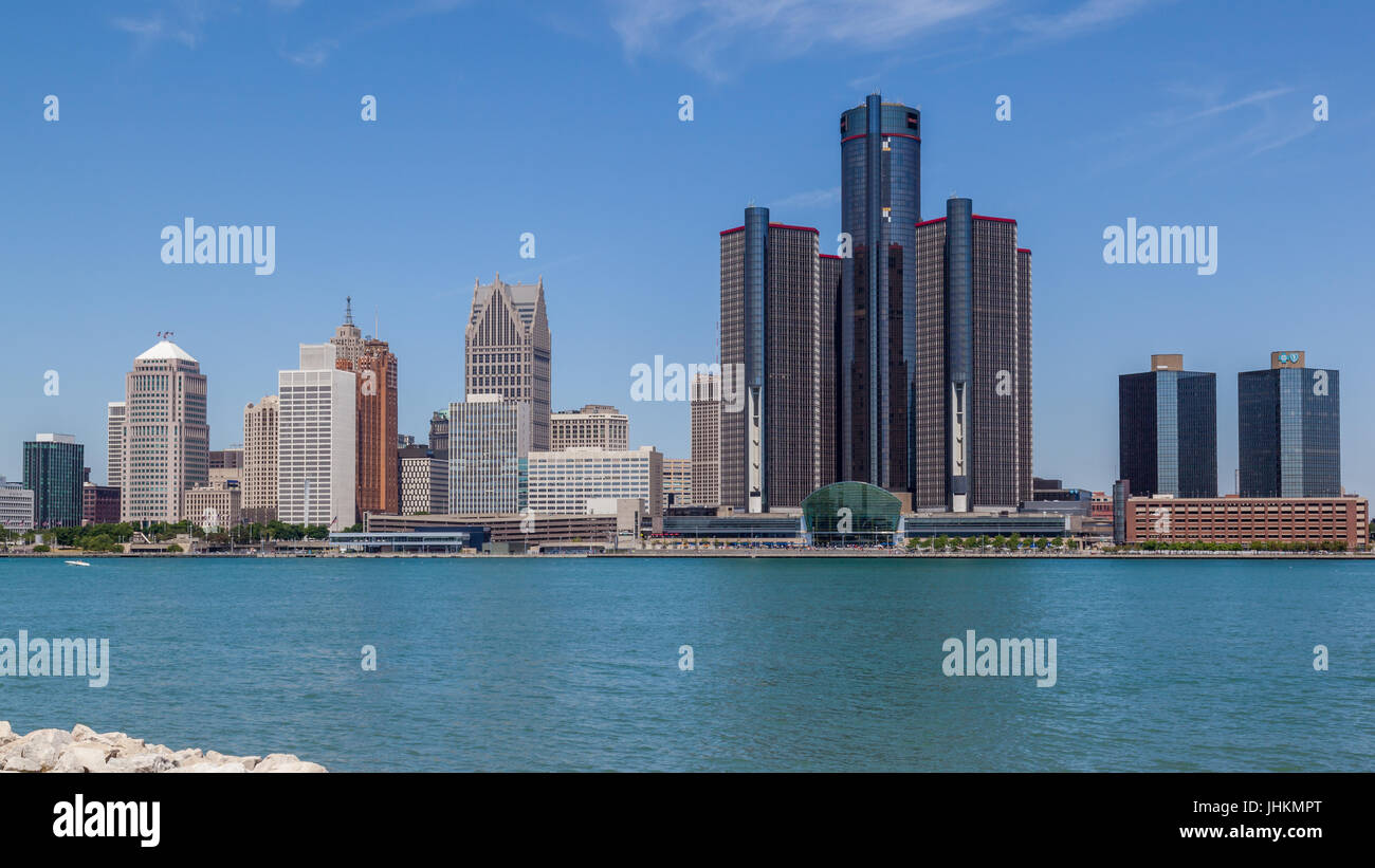 Ein Blick auf die Skyline von Detroit, Michigan USA vom Flussufer Weg, Windsor, Ontario, Kanada Stockfoto