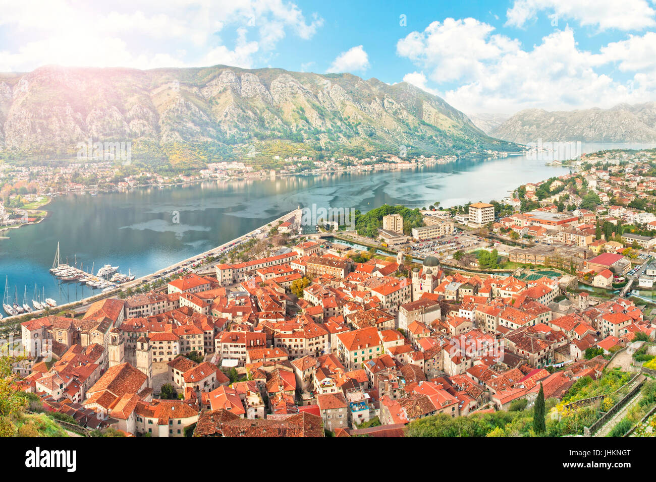 Ansicht der Kotor Bucht mit Sonne über Berge auf rotem Ziegeldach Altbauten, Kotor, Montenegro Stockfoto