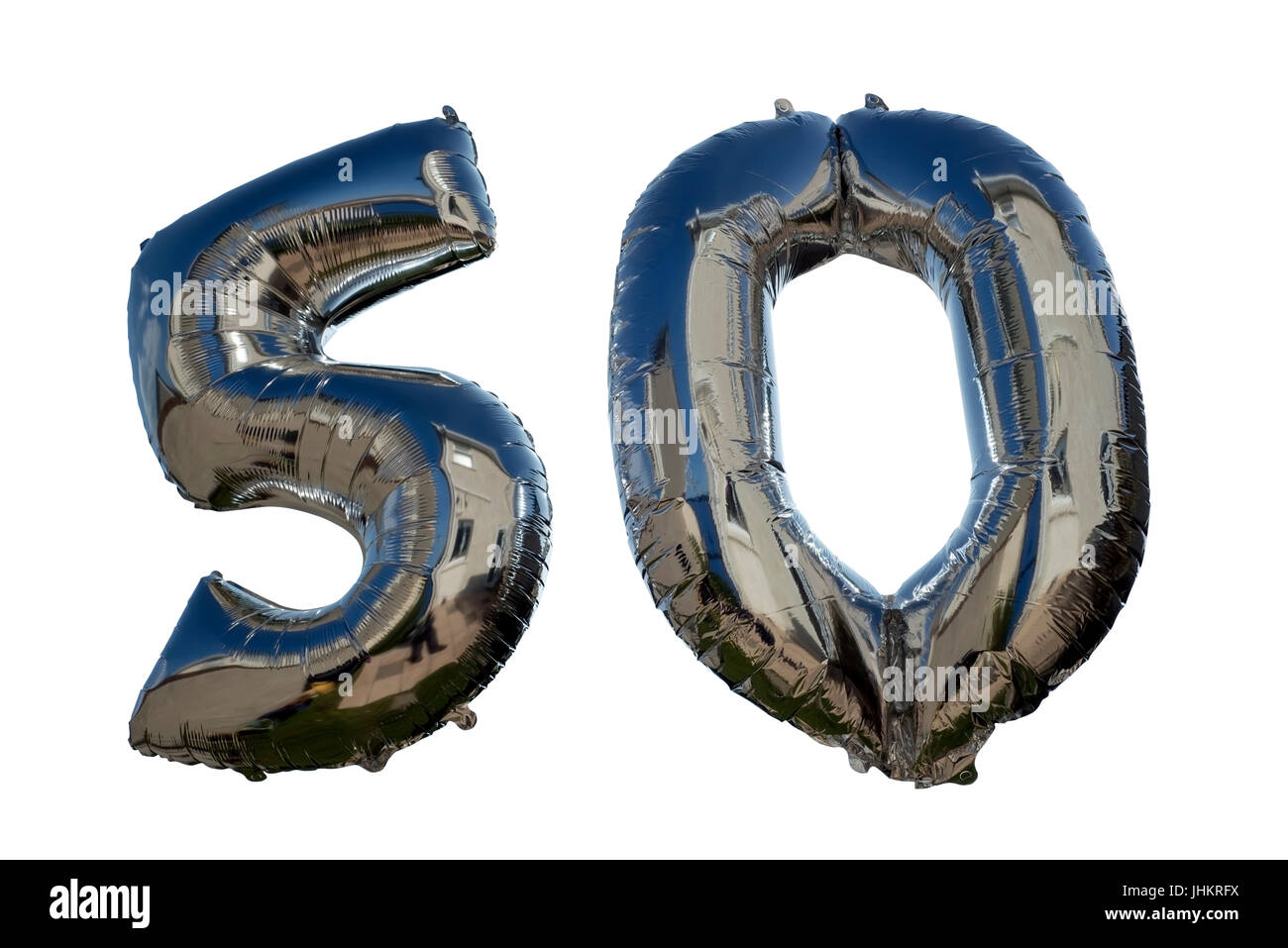 silberne Ballons für einen 50. Geburtstag vor weißem Hintergrund schweben Stockfoto