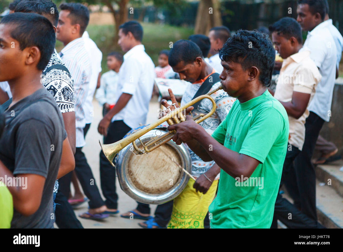 KATARAGAMA, SRI LANKA, 14. März 2016 Abend Puja in Kataragama. Herde von Einheimischen und Pilger marschieren zum Tempel, umgeben von Musik Stockfoto