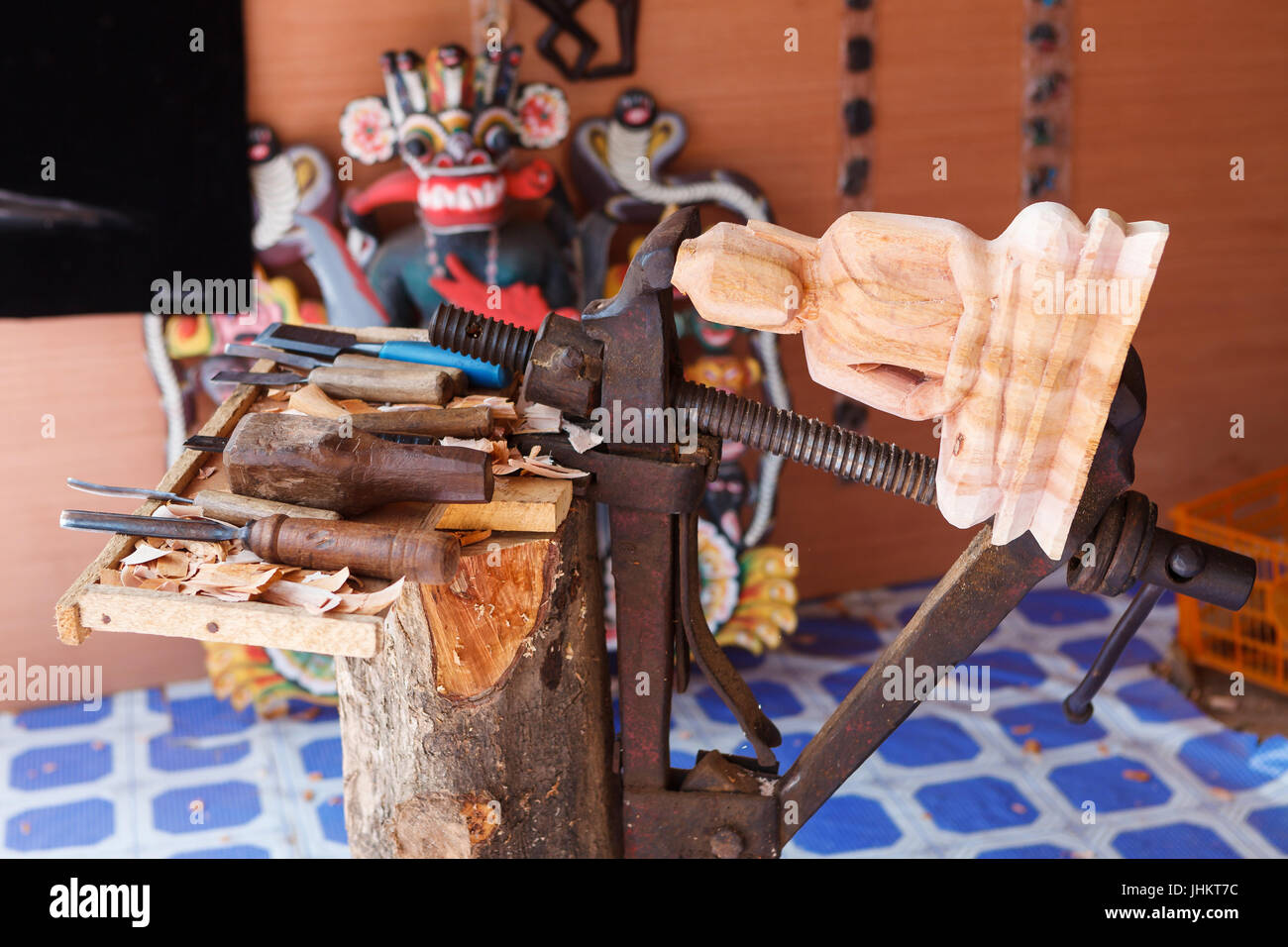 MIRISSA, SRI LANKA, 18. März 2016: Skulptur ist ein beliebter Beruf und Form des Geldverdienens auf Touristen Stockfoto