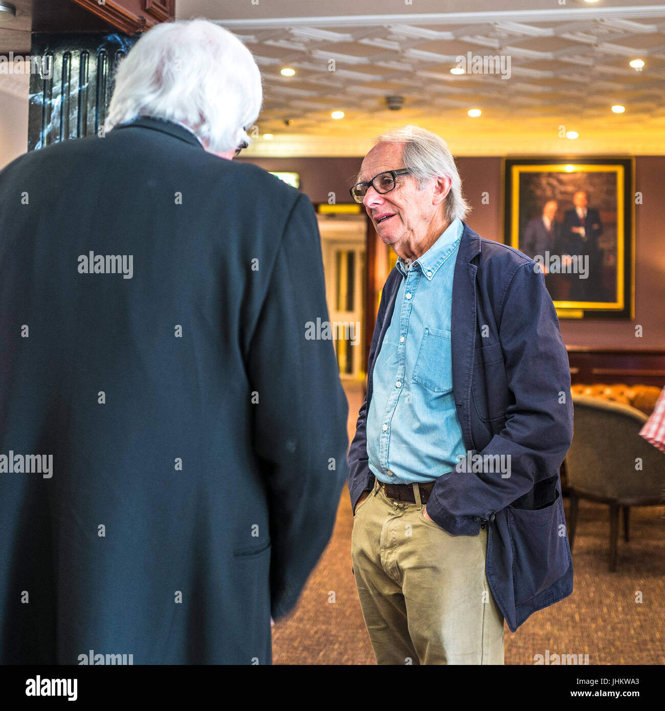 Ken Loach im Gespräch Stockfoto