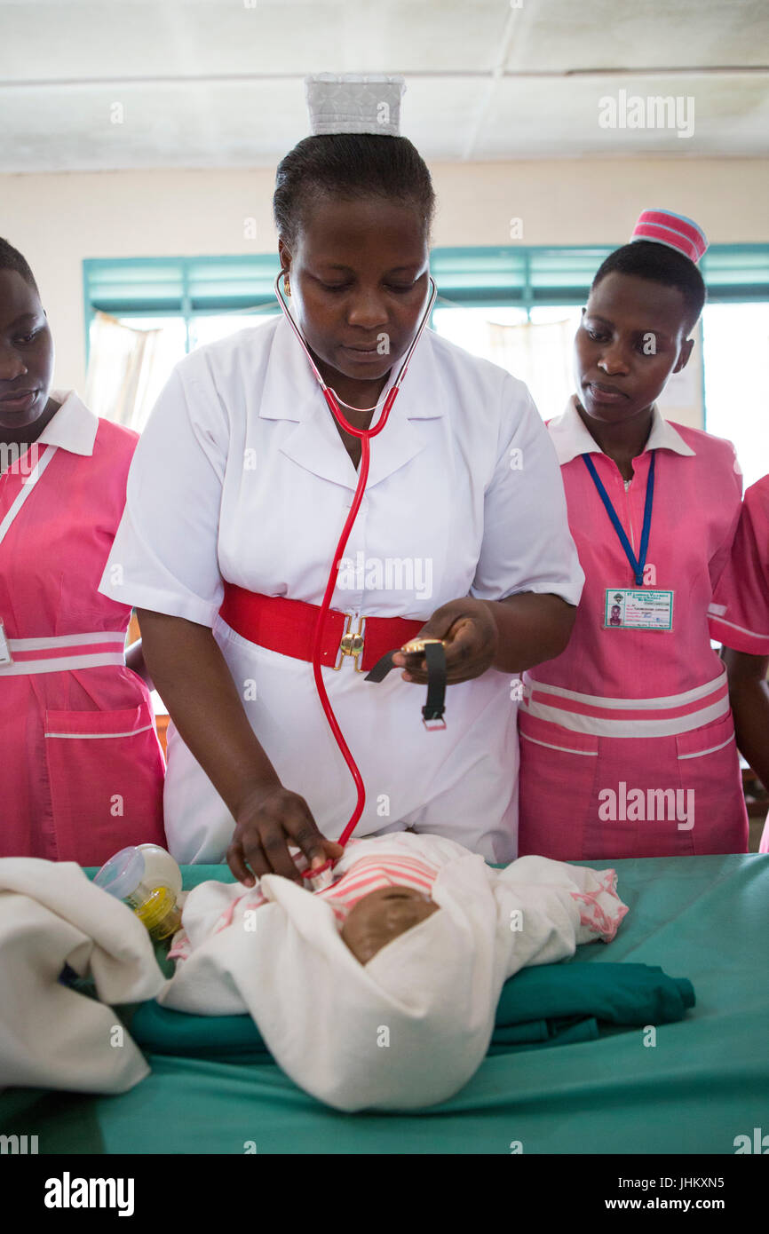 Eine Krankenschwester, eine Trainingseinheit auf Baby-Wiederbelebung und die Bedeutung der ABC in der Villa Maria Nurses und Geburtshilfe Schule in Uganda ausgeführt. Stockfoto