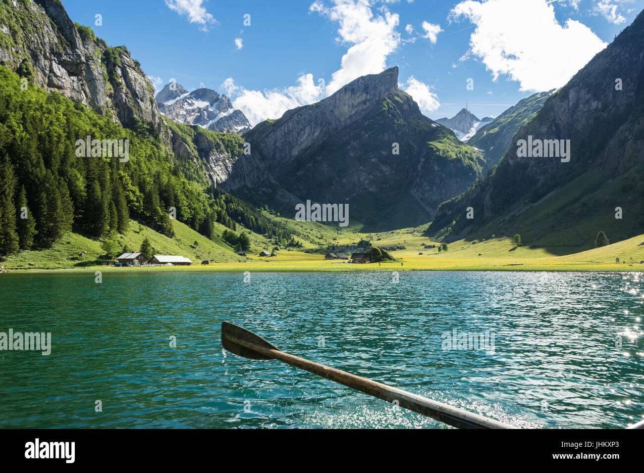 hölzerne Ruder im vorderen See Seealpsee und Alpstein Berg in Appenzell, Schweiz Stockfoto