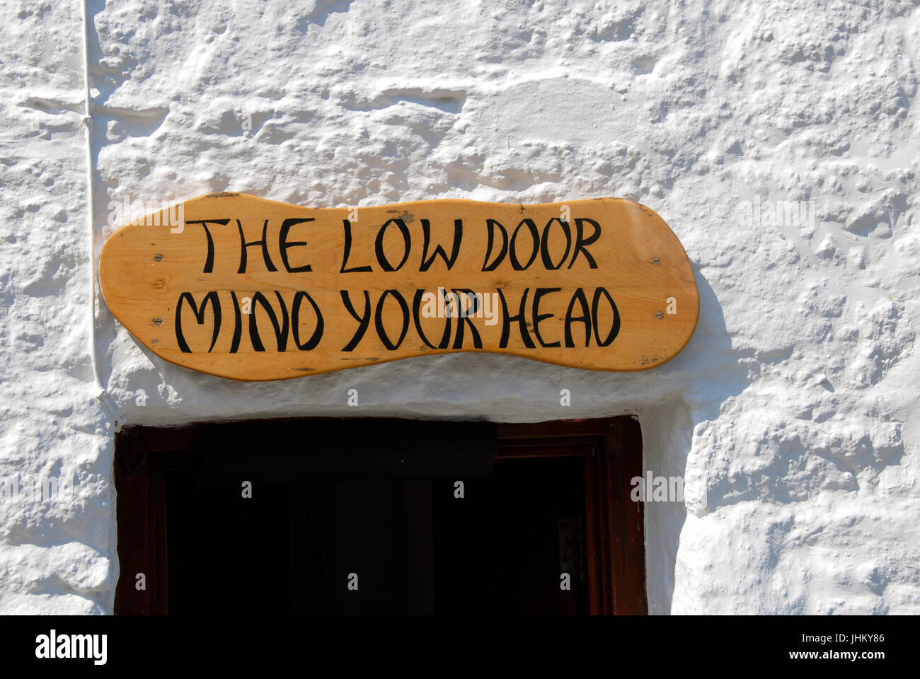 Melden Sie sich über niedrige Tür - Mind Your Head Stockfoto