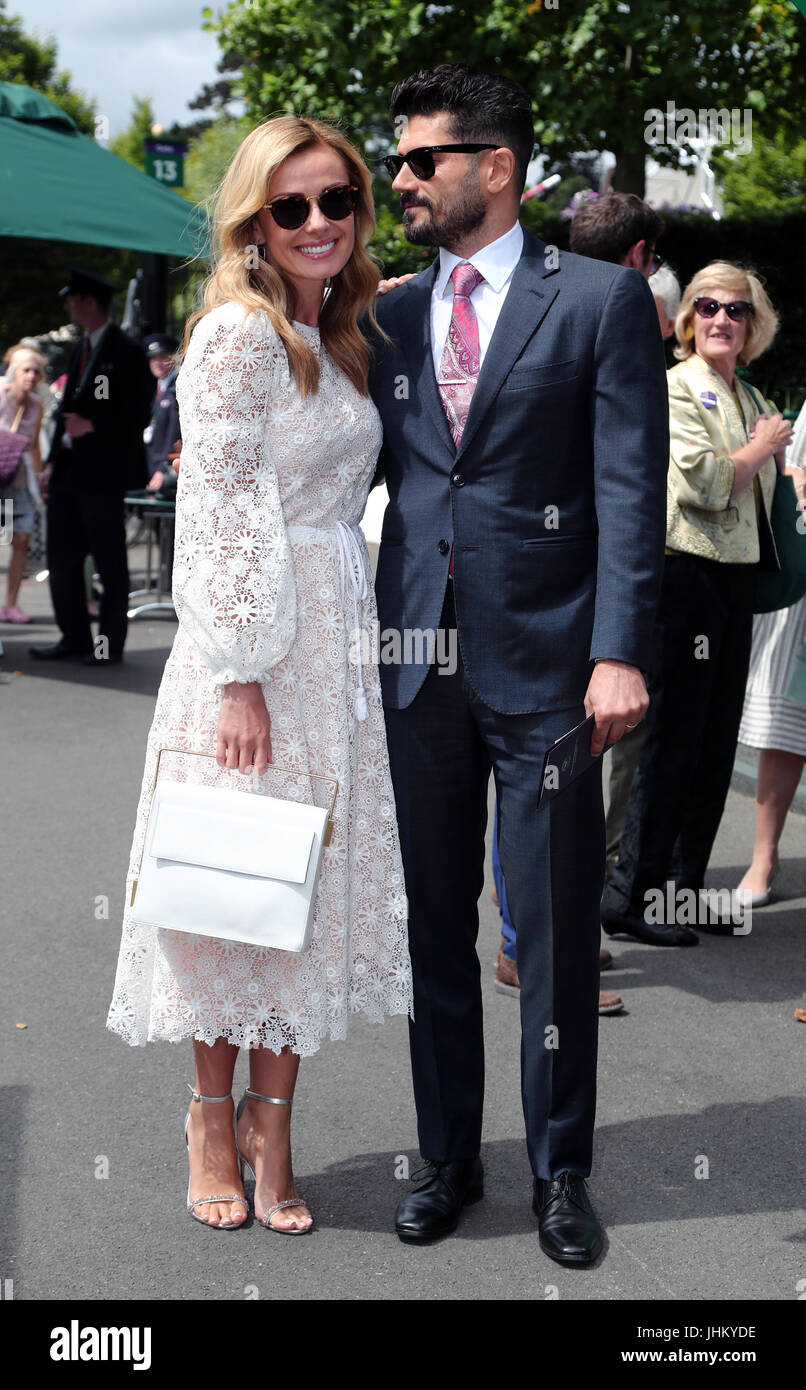 Katherine Jenkins (links) kommt mit Andrew Levitas am 11. Tag der Wimbledon Championships im All England Lawn Tennis and Croquet Club in Wimbledon an. DRÜCKEN SIE VERBANDSFOTO. Bilddatum: Freitag, 14. Juli 2017. Siehe PA Geschichte Tennis Wimbledon. Das Foto sollte lauten: Gareth Fuller/PA Wire. EINSCHRÄNKUNGEN: Nur für redaktionelle Zwecke. Keine kommerzielle Nutzung ohne vorherige schriftliche Zustimmung des AELTC. Nur für Standbilder – keine bewegten Bilder, die Broadcast emulieren können. Keine Überlagerung oder Entfernung von Sponsoren-/Werbelogos. Stockfoto