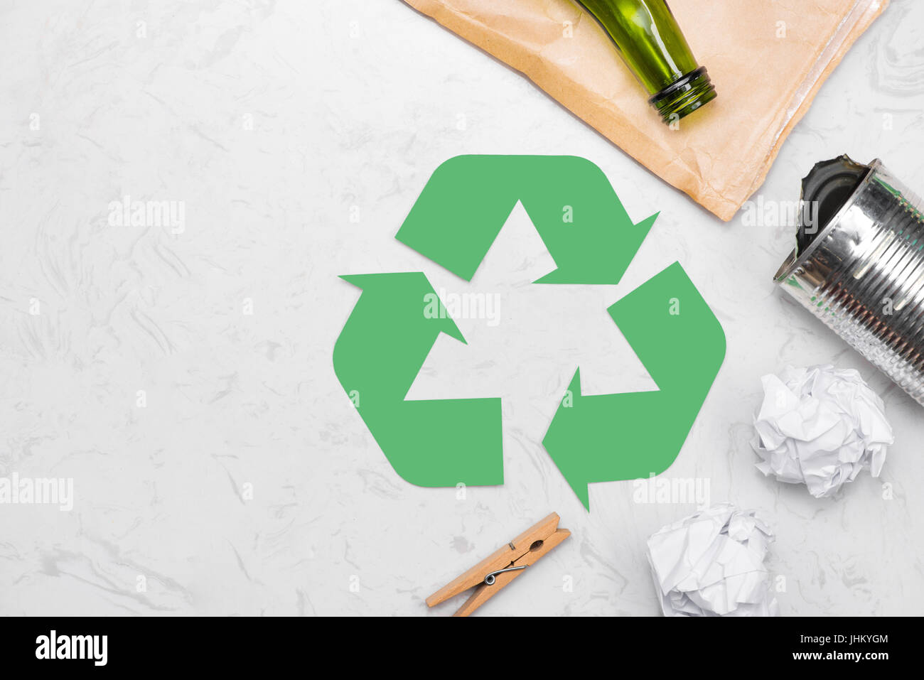 Eco-Konzept. Recycling von Abfällen Symbol mit Müll auf Stein Stockfoto