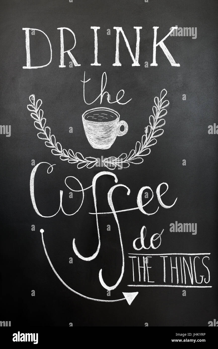 Trinken Sie den Kaffee, die Dinge zu tun. Typografie-Poster, Kunstdruck Wand. Schriftzug auf der Tafel Kreide. Zitat über Kaffee. Stockfoto